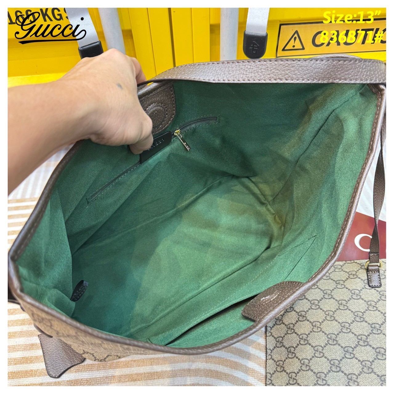 GUCCI Ophidia large shoulder bag กระเป๋าสะพายทรงโท้ท คอลสุดคลาสสิก ใบใหญ่กำลังดี จุคุ้ม โดดเด่นด้วยลวดลายคลาสสิคเอกลักษณ์ วัสดุหนังแคนวาส ภายในโล่งกว้างมาก