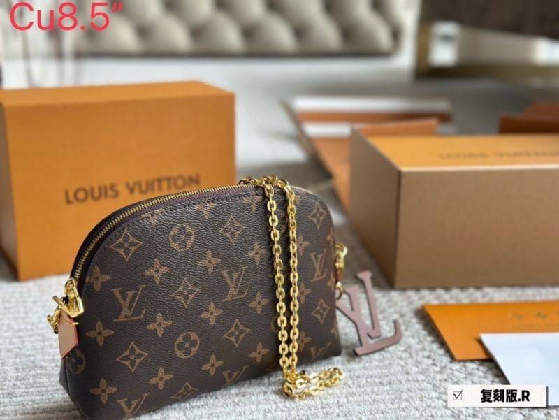 LV Cosmetic Pouch On Chain Monogram Bag กระเป๋าเครื่องสำอางค์พร้อมสายสะพายโซ่อะไหล่ทองเงางาม ใบเล็กกะทัดรัด ใช้ในวันสบายๆ หรือถือในงานทางการได้ สวยหรูดูแพงค่า