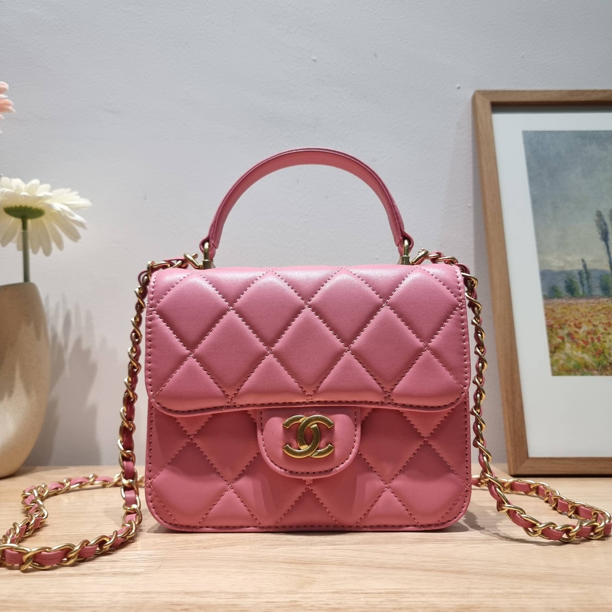 CHANEL flap bag with chain กระเป๋าสะพายสุดหรู สวยดูแพง รูปทรงคลาสสิค ขนาดกำลังพอเหมาะ สายสะพายโซ่ในตัว น้ำหนักเบา และยังมีหูจับในตัว สะดวกต่อการพกพา ตัวกระเป๋าเปิดด้วยกระดุมแม่เหล็ก วัสดุหนังอย่างดี ผิวสัมผัสดี ภายในเป็นช่องโล่ง และยังมีช่องซิปให้ด้วย