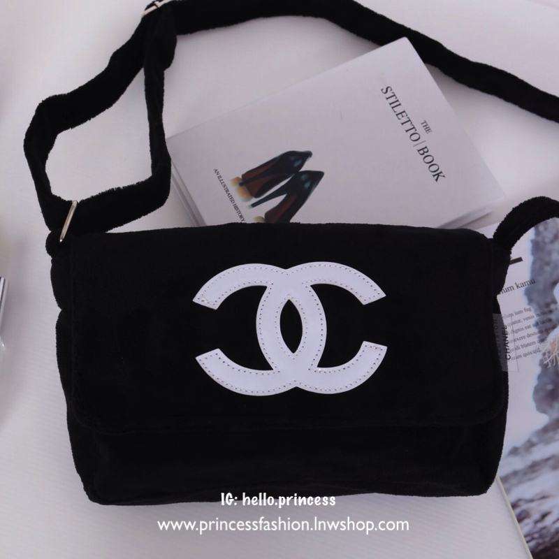 Chanel Beaute Crossbody Bag กระเป๋าสะพาย VIP GIFT ของแท้ จาก Chanel Cosmetic แท้💯 วัสดุขนวูลหนานุ่ม ตัดโลโก้แบรนด์หนังสีขาวสวยโดดเด่น น้ำหนักเบา เปิดปิดด้วยฝาปิดกระดุมแม่เหล็ก ใบใหญ่กำลังดี ใส่ iPad, กระเป๋าสตางค์ใบยาว, และของจุกจิกได้เยอะ มาพร้อม