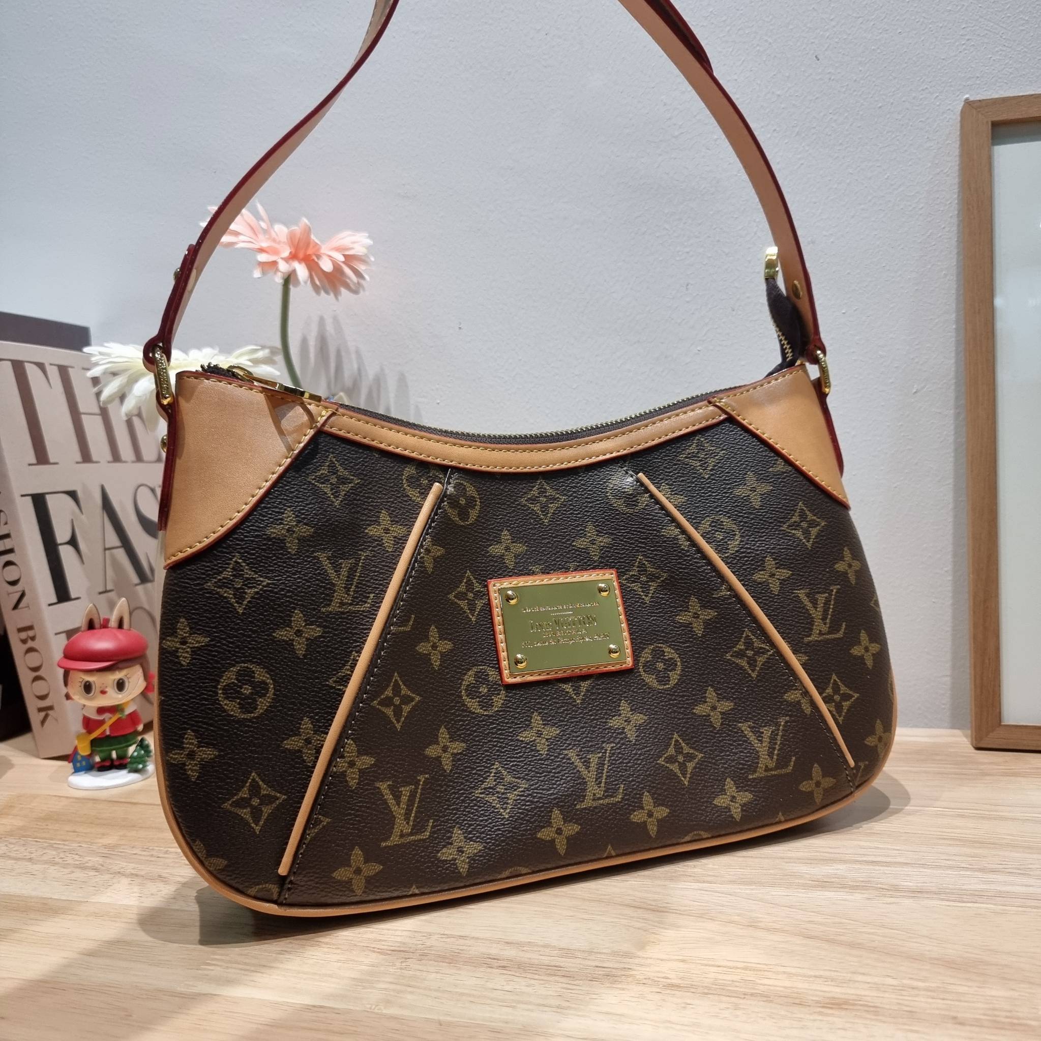 LV THAMES PM MONOGRAM BAG กระเป๋าสะพายไหล่รุ่นยอดฮิตทรงพอช ใบใหญ่กำลังดี สวยดีไซน์คลาสสิควินเทจ สายสะพายในตัวใช้งานได้คล่องตัว