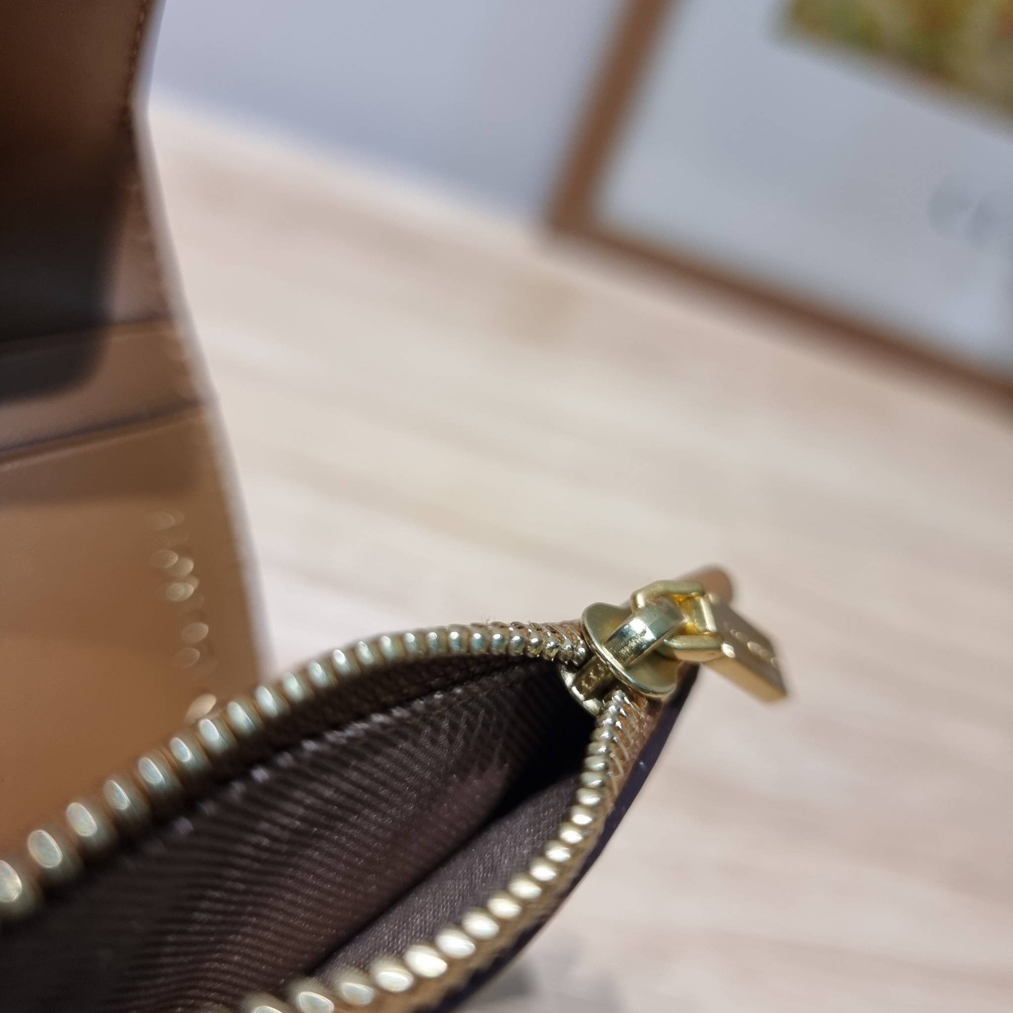 Tory wallet bag / TORY BURCH ELEANOR COMPACT WALLET กระเป๋าสตางค์ใบสั้นรุ่นขายดี แบบพับ ตัวมัมตัวแม่มากๆ ดูหรูหราทุกสี ดีไซน์คลาสสิค ขนาดกำลังพอเหมาะ โดดเด่นด้วยโลโก้สีทองดูแพง