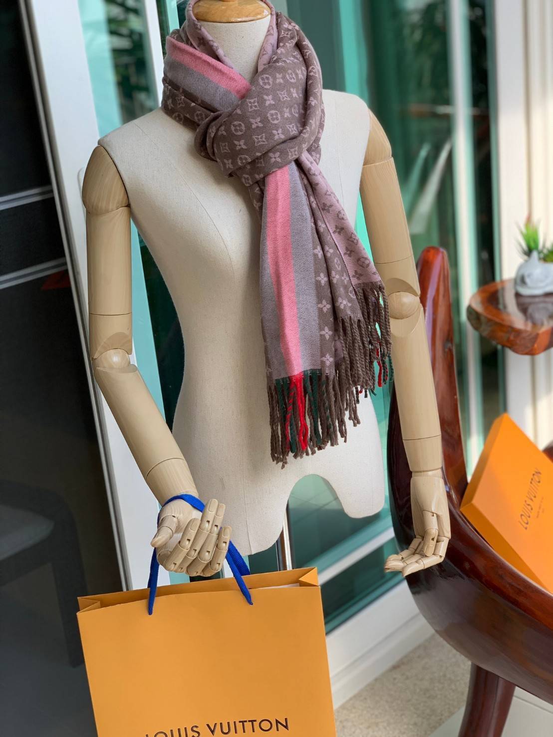 Louis Vuitton Women’s Scarves Accessories Scarf อีกหนึ่งแบรนด์ดังจากปารีส ด้วยงานพรีเมี่ยมกิ้ฟสีพาสเทล เพื่อส่งมอบความรู้สึกดีๆให้กับคนที่คุณรัก ในรูปแบบผ้าพันคอและผ้าคุมไหล่ผืนใหญ่ให้ความอบอุ่น ถักทอด้วยผ้าcashmere ผ้าเนื้อดี สัมผัสนุ่มมือ ทอลายในตัว สีแ