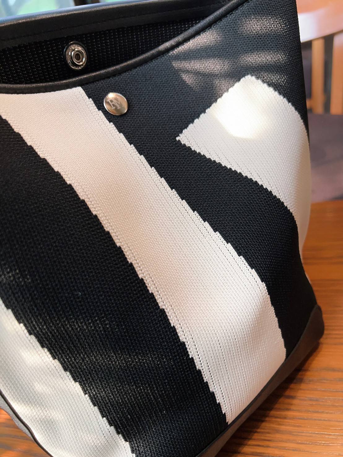 Rally movement the bag Knit Black เป็นไอเท็มที่ฮอตสุดๆแห่งปีจริงๆ กับกระเป๋าทรงบัคเก็ต น้ำหนักเบาๆ ฮอทติดลมบน จุของได้แบบหนำใจ ทอลายโลโก้ด้วยเทคนิค Sturdy Stretch Knit