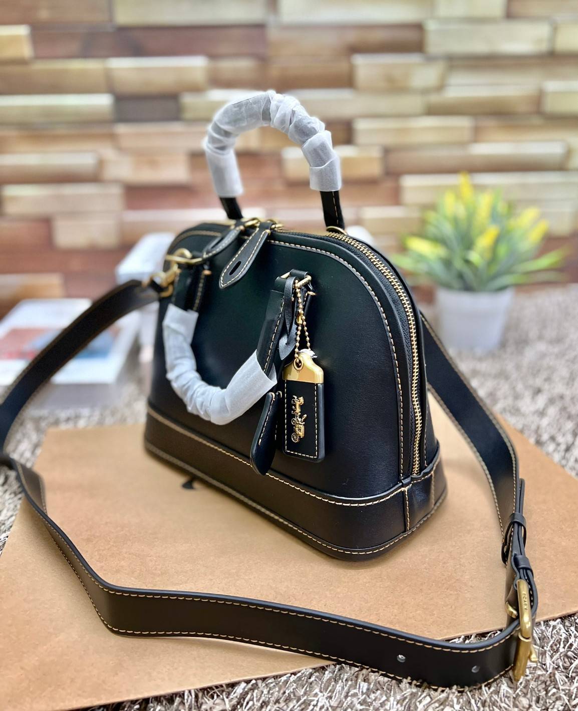 COACH REVEL BAG ((CC411)) ยังไม่เข้าไทย มีมาให้ตับจองก่อนใครที่นี่! พร้อมส่ง รุ่นใหม่ล่าสุด! สวยและดูดี ต้องยกให้รุ่นนี้เลยค่ะ กับกระเป๋าทรงโดม ที่ไม่ว่าลุคไหนๆก็เอาอยู่ หนังแท้เรียบสวยมากๆค่ะ 💕ด้านหน้าห้อยพวงแบรนด์+พวงหนังมาให้