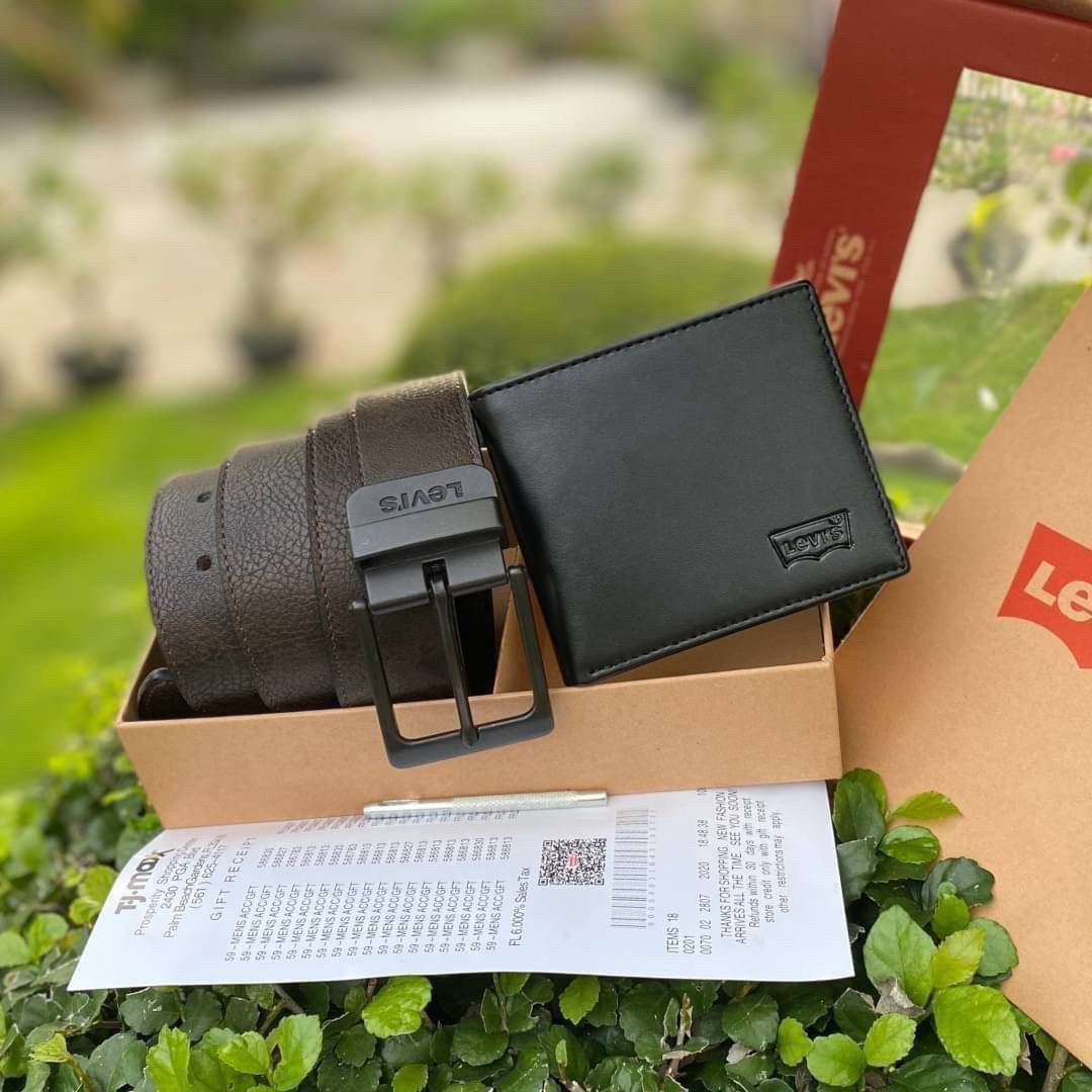 Levi’s Belt and Wallet Gift Set เซทสุดคุ้มทั้งกระเป๋าสตางค์พับสองตอนและเข็มขัดวัสดุหนังคุณภาพดี กระเป๋าสตางค์ปั้มโลโก้ด้านหน้าภายในมีช่องใส่ธนบัตรแยกเป็นสัดส่วนวัสดุคุณภาพดีตามแบบฉบับของแบรนด์เข็มขัดใช้ได้ในทุกโอกาส จัดเซทมาใน Gift Set หรือจะมอบเป็นของขวั