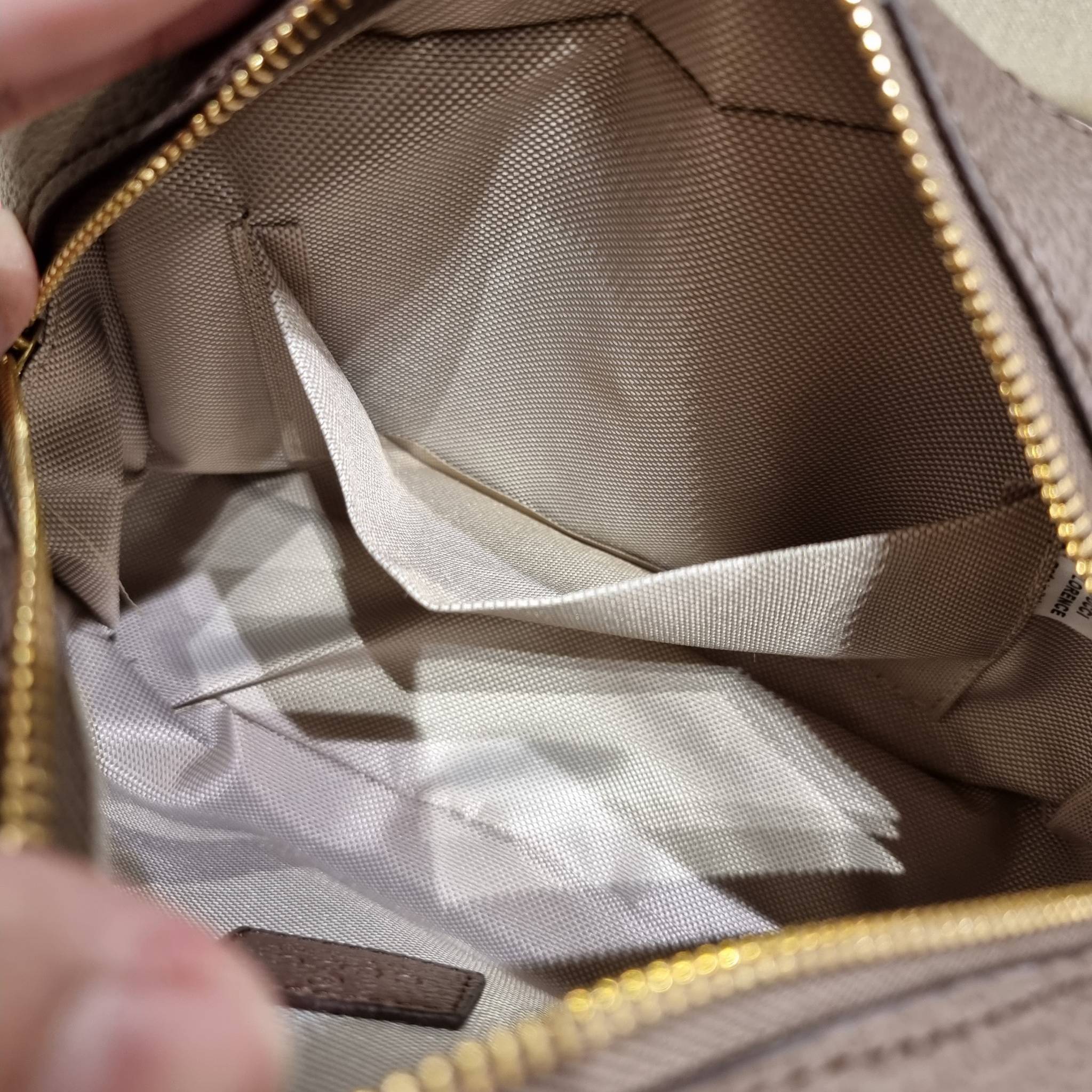 VIP 】GC STRAP SHOULDER BAG กระเป๋าสะพายข้างวีไอพีจากเคาน์เตอร์ duty free วัสดุหนังแคนวาสทนทาน ทรงสวย โดดเด่นตรงสายสะพายสีสดใสเป็นเอกลักษณ์ ตัดกันกับกระเป๋าได้อย่างลงตัว เปิด-ปิดกระเป๋าด้วยซิป รูดใช้งานง่าย ภายในโล่งกว้าง มีช่องแยกให้ ใส่ของสำคัญได้สบายๆ ส