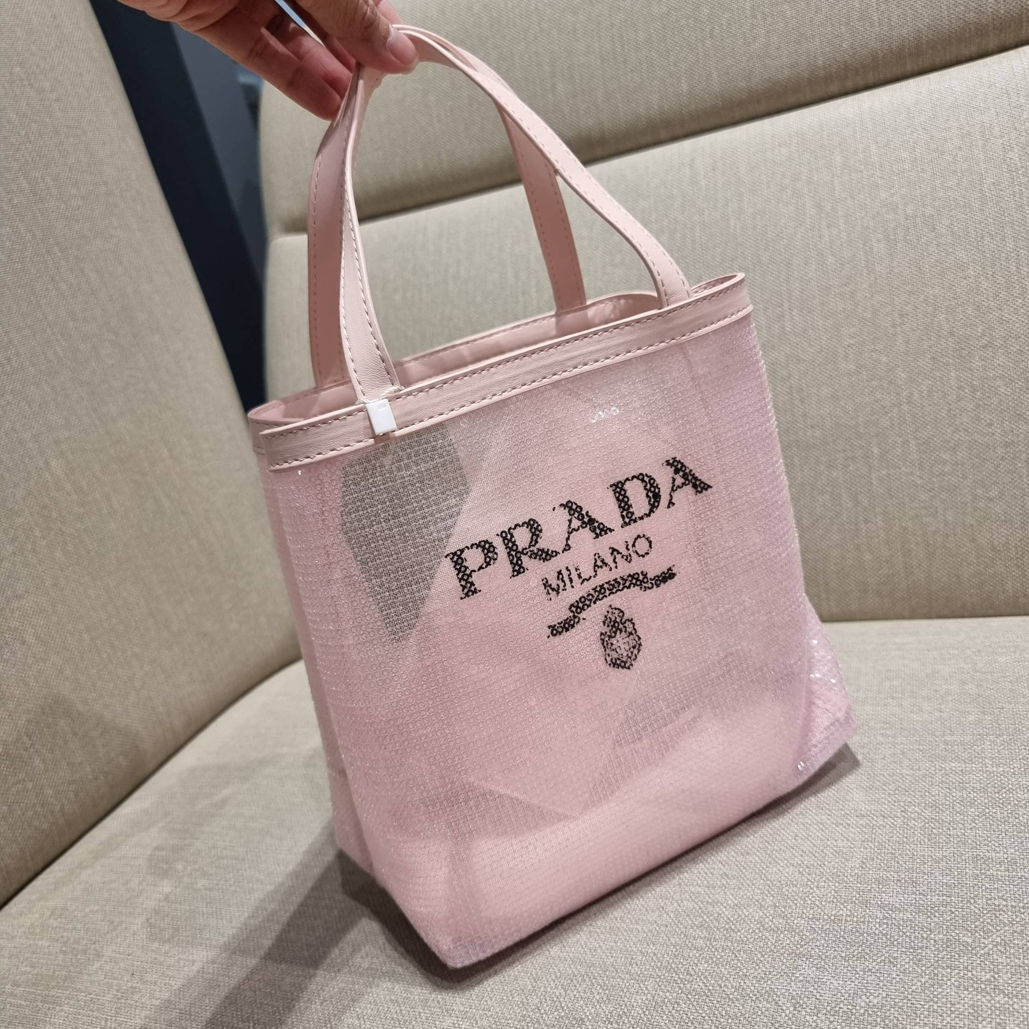 PRADA SMALL SEQUINED MESH TOTE BAG เอาใจสายแฟอีกครั้ง!! กระเป๋าทรงโท้ท ขนาดเล็ก ที่มีดีเทลฝีมือ ด้วยการเรียงร้อยแผ่นเลื่อมเป็นตาข่ายรอบใบ ตัดขอบด้วยหนังสังเคราะห์ พิเศษพร้อมใบลูกให้ด้วย ทรงใช้งานง่าย ภายในโล่งกว้าง ถือไปเรียน ไปเที่ยว ไปทำงาน พกพาง่ายสุดๆ