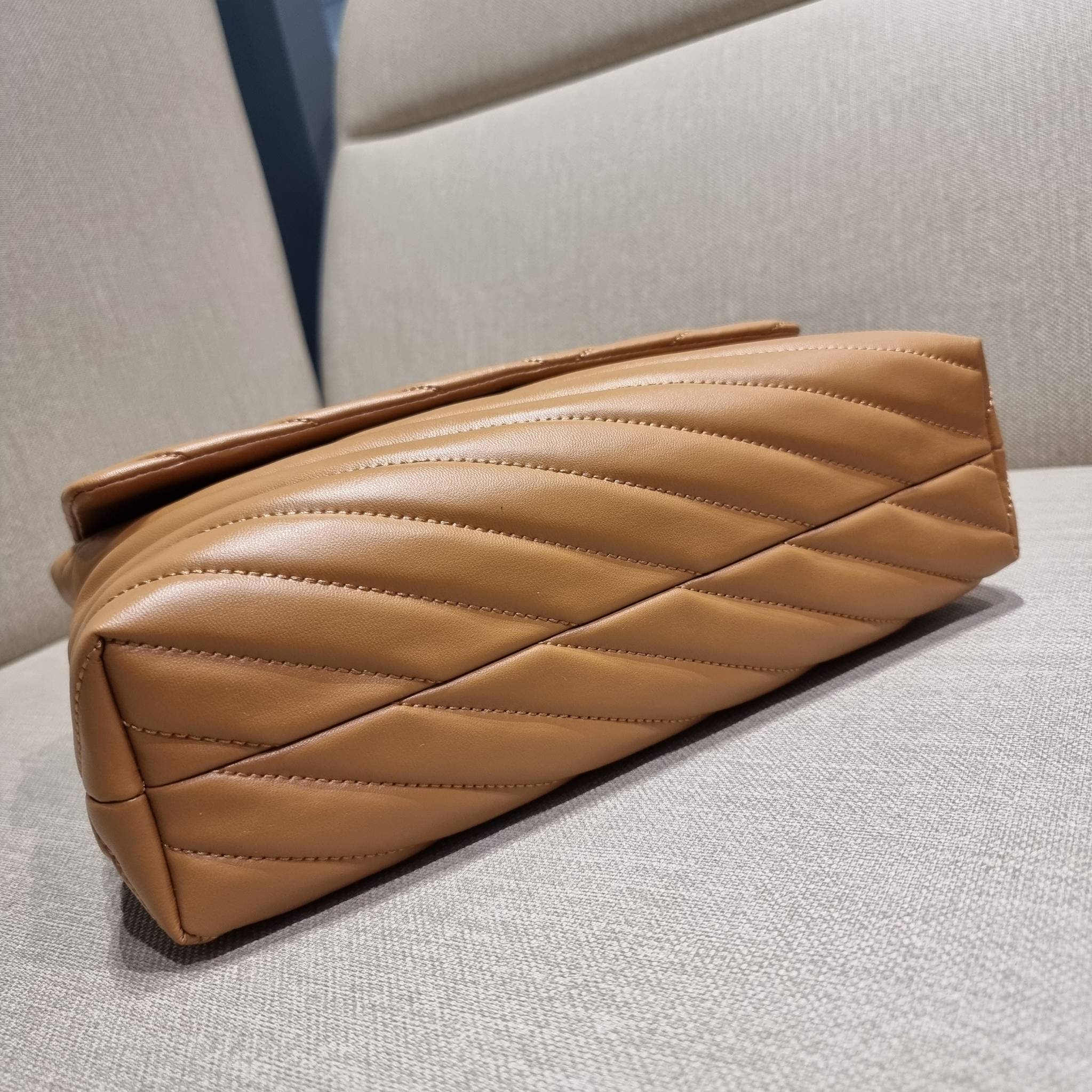 TORY BURCH KIRA CHEVRON CONVERTIBLE SHOULDER BAG กระเป๋าสะพายรุ่นยอดฮิต ไซส์ใหญ่จัดเต็มให้เน้นๆ ใช้ยังไงก็ดูหรู ดีไซน์เฉพาะตัว วัสดุหนังแกะ สัมผัสนิ่ม เปิด-ปิดด้วยกระดุมแม่เหล็ก ภายในเป็นช่องโล่ง แบ่งสัดส่วนไว้ดีมากๆ ใส่กระเป๋าสตางค์ มือถือ เครื่องสำอางค์
