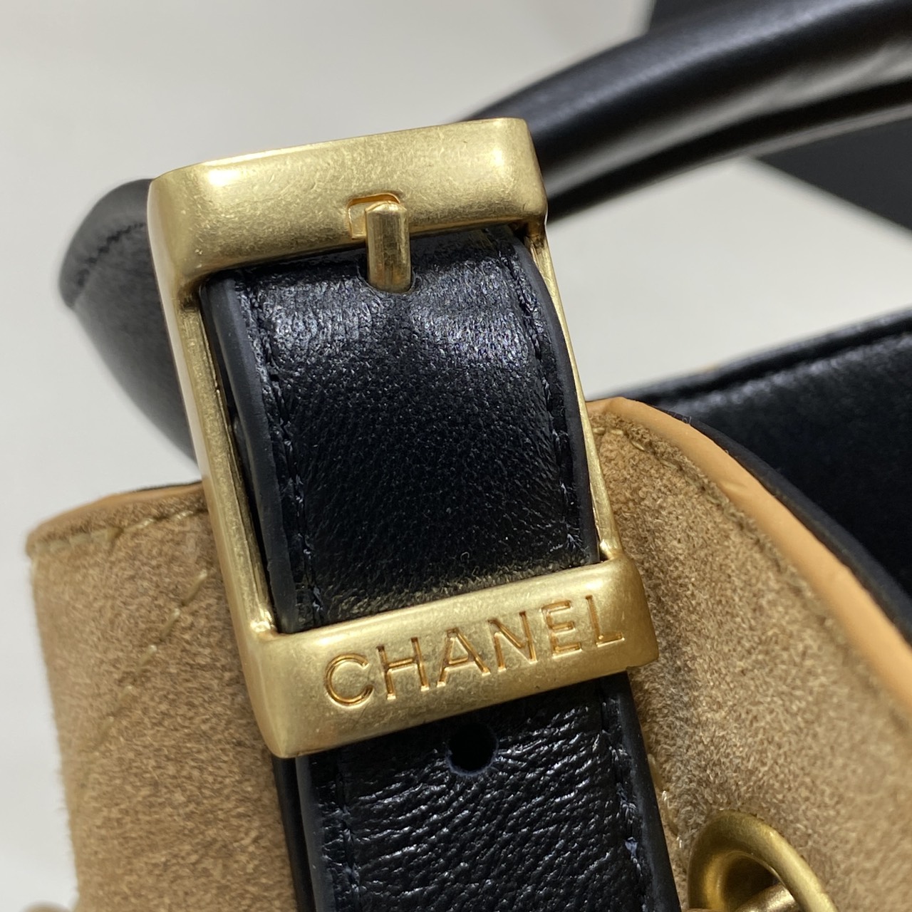 ORI หนังแท้ | CHANEL Shopping Bag 25A Suede Bag กระเป๋าช้อปปิ้งทรงโท้ท ดีไซน์ใหม่ทรงยาว หนังกลับสีทูโทน ในคอล Métiers D'art 2024/25 ดีไซน์ใหม่หนังกำมะหยี่โทนน้ำตาล ใช้งานง่าย สวยหรูดูแพง