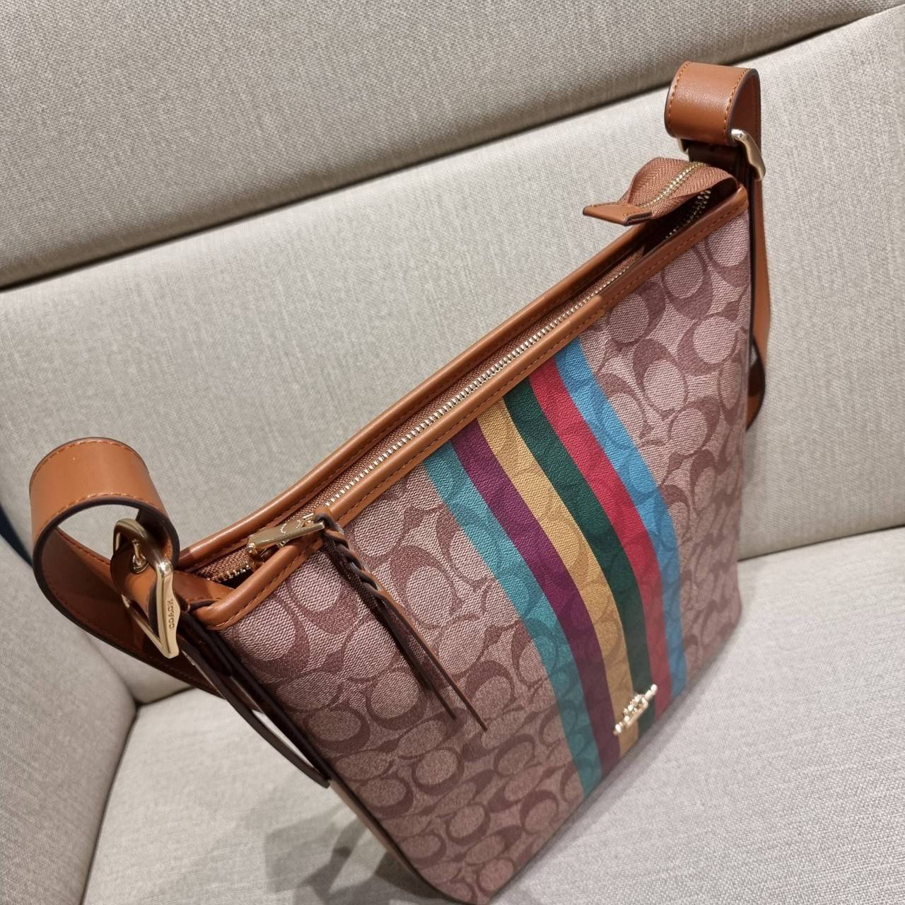 COACH C5641 VAL DUFFLE IN SIGNATURE CANVAS WITH STRIPE ใหม่ล่าสุด กระเป๋าทรงดัฟเฟิล คอลเลคชั่นยอดฮิต สวยโดดเด่น ทรงกระเป๋าไม่ซ้ำใคร แถมยังใส่ของได้จุใจไปอีก วัสดุหนังแคนวาสคุณภาพดี สลับหนังแท้ ด้านหลังมีช่องซิป กระเป๋ามีช่องซิปหลัก ภายในโล่งกว้าง สายสะพาย