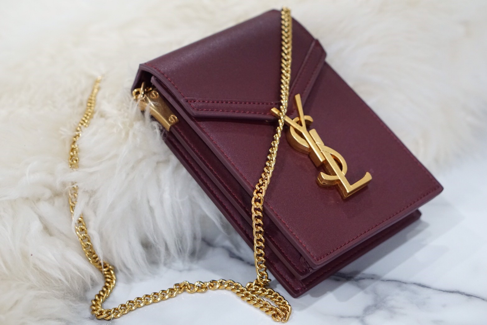 VIP 】YSL SAINT LAURENT CRASSANDA MONOGRAM PHONE BAG 5สี พร้อมส่งที่ไทย ที่นี่ที่เดียว กระเป๋าสะพายครอสบอดี้ขนาดกำลังน่ารักเลยย ทรงสูงใส่โทรศัพท์ได้ทุกรุ่น งานหนังเรียบสวย อะไหล่ทองรมควันหรูมากๆ สะพายดึงได้ทั้งสั้น ยาว ช่องด้านในแบ่งช่อง หยิบของสะดวกค่า ไม