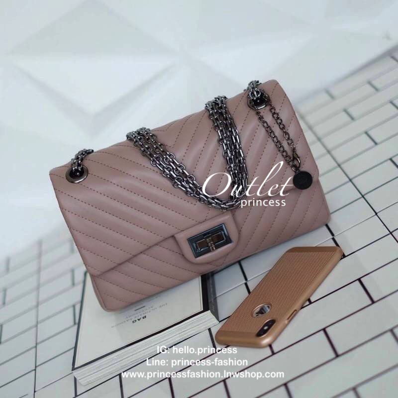 KEEP shoulder chevron chain handbag ( อะไหล่ รมควันดำ ) สวย หรู มากๆ เลยน๊า กระเป๋าอยู่ทรง ใครชอบส่งวันนี้ห้ามพลาดเลยนะคะ สายโซ่สะพายสบายคะ สายปรับ สั้น ยาวได้คะ ภายในสีแดง มีช่องใส่ของจิกจิงหลายช่องแบ่งเก็บของเป็นสัดส่วนมากๆคะ *ใบจริงสวยมาก เข้ากับชุดได้