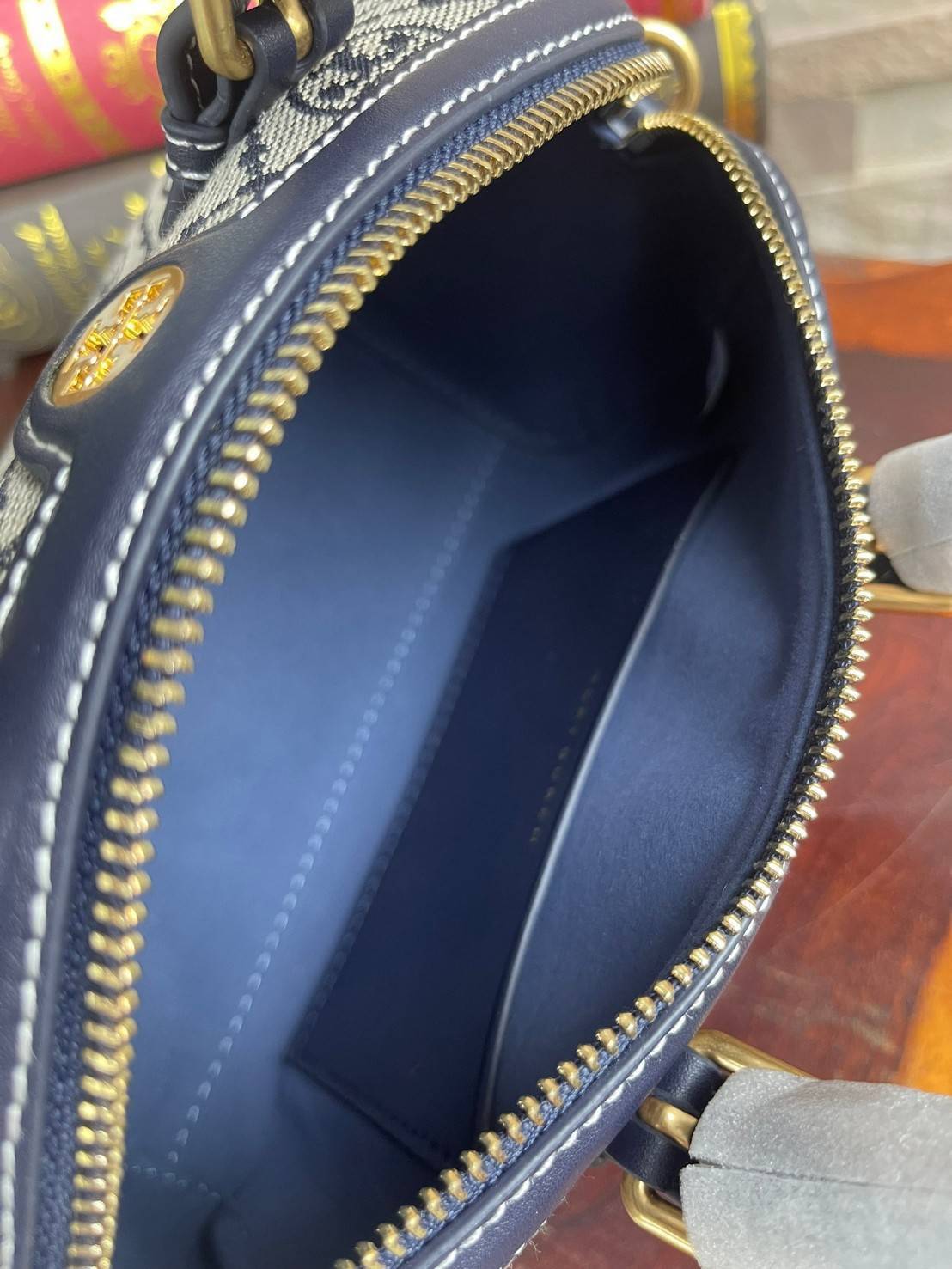 small: Tory burch T Monograme Jacquaed Mini Duffle Bag เป็นทรงกระเป๋าที่มีความฮอตฮิตตลอดกาล ด้วยรูปทรงคลาสสิคและเหมาะใช้งานเข้ากับทุกสถานการณ์ ไม่ว่าจะเป็นกระเป๋าสะพายไหล่ เพิ่มความคล่องตัวและเข้าได้กับทุกลุค ไม่ว่าจะเป็นวันสบายๆ หรือวันที่ต้องออกไปทำกิจก