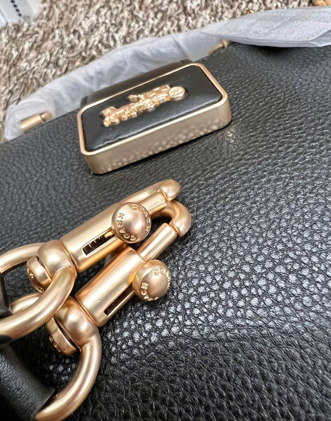 COACH GRACE CARRYALL BAG((cc141)) สวย หรู มาเลยจ้าา พร้อมส่ง! กระเป๋าหิ้ว//สะพายแบบครอสบอดี้ร์ หนังแท้ ทรงสวยหรู อัพลุคให้คุณผู้หญิงดูดีได้เลยทีเดียวค่ะ ด้านหน้าออกแบบเป็นช่องกระดุมแม่เหล็กพร้อมป้ายโละหะแบรนด์เด่นหรูค่ะ เปิด-ปิดกระเป๋าด้วยซิป ภายในใส่กระเ