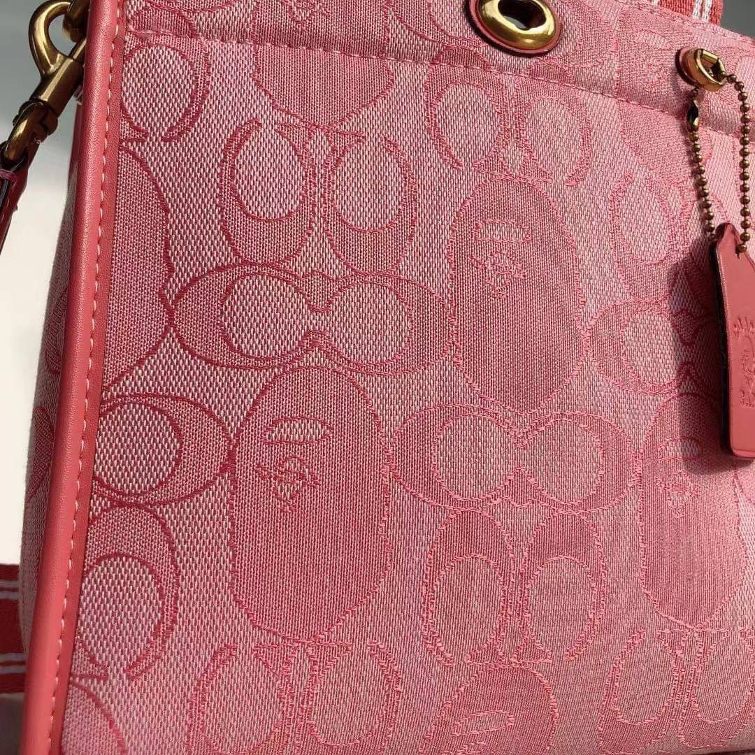 Coach Bape X Coach Tote 22 In Signature Jacquard กระเป๋าถือและครอสบอดี้โท้ทมินิไซส์ รุ่นใหม่สุดฮอต!! ใบจริงคือน่ารักม้ากกกก!! สวยอยู่ทรง มี 2 สี น่ารักน่าใช้ วัสดุหนังแคนวาส มาพร้อมหูจับในตัวและสายสะพายข้าง ถอดออกหิ้วเก๋ๆก็ได้ หรือสะพายถ่ายรูปชิคๆก็ดูดี ล