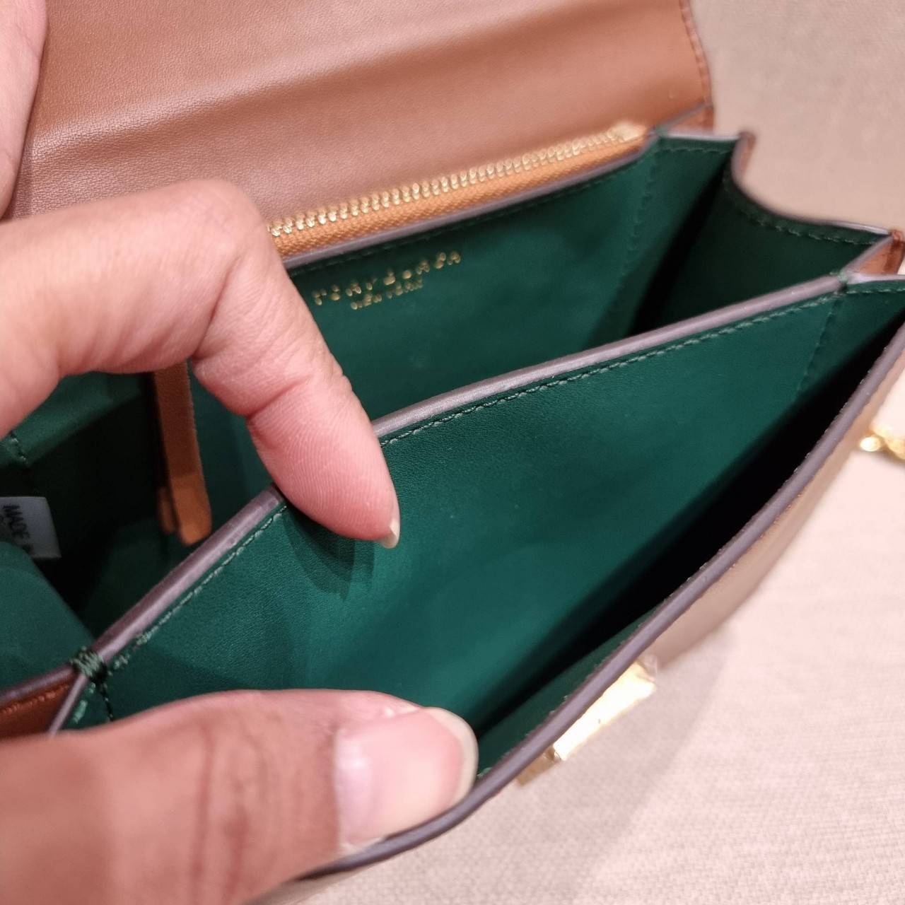 TORY BURCH ELEANOR SMALL CONVERTIBLE SHOULDER BAG ฮอตไอเท็ม รุ่นนี้ขายดีขายหมด คัมแบค!! สวยหรู คุณหนู ผู้ดี!! หายากมากที่สุด!! กระเป๋าสะพายข้าง ดีไซน์อยู่ทรง ขนาดกำลังสะดวกใช้สำหรับสาว วัสดุหนังแท้เต็มใบ สีทูโทน เปิด-ปิดด้วยแถบแม่เหล็ก ภายในแบ่งสัดส่วนได้