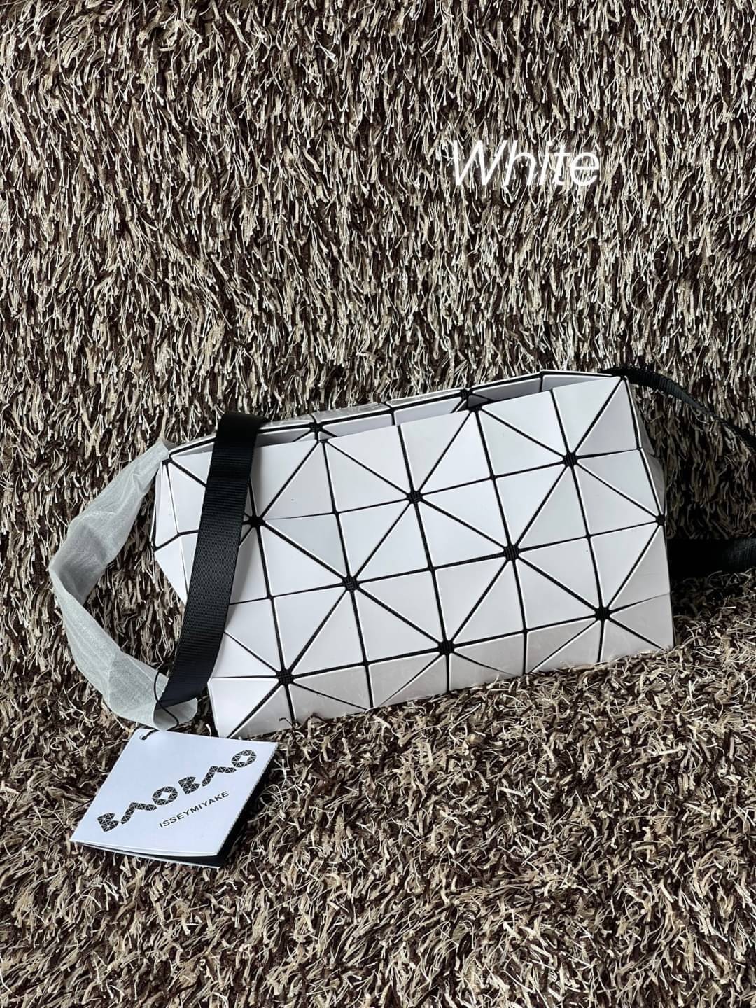 BAOBAO Issey Miyake CARTON GLOSS SHOULDER BAG มาในไซส์ขนาดกะทัดรัด โดดเด่นด้วยดีไซน์อันเป็นเอกลักษณ์ของแบรนด์ ที่สำคัญน้ำหนักเบา