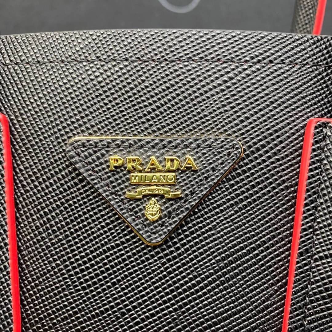 25cm Prada Small Saffiano Leather Double Bag / Prada Double Bag กระเป๋าสะพายพราด้า อีกหนึ่งรุ่นฮิต ให้พื้นที่จุของกว้างขวาง เป็น Tote Bag ใช้งานง่าย ได้ทุกที่ ทุกโอกาส ด้วยขนาดของกระเป๋าที่สามารถจุของได้หลากหลาย เป็นอีกรุ่นที่เหมาะสมสำหรับการเป็น Everyday