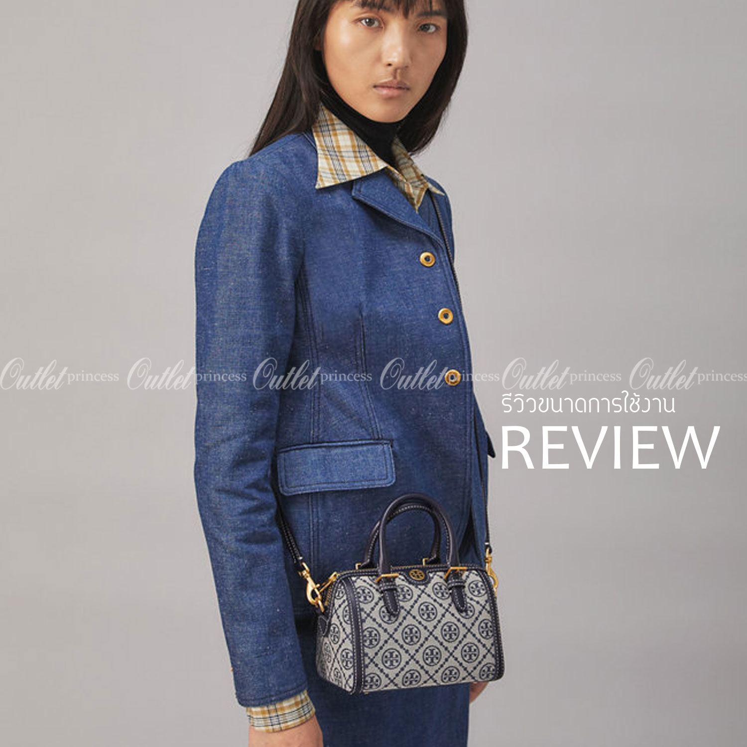 small: Tory burch T Monograme Jacquaed Mini Duffle Bag เป็นทรงกระเป๋าที่มีความฮอตฮิตตลอดกาล ด้วยรูปทรงคลาสสิคและเหมาะใช้งานเข้ากับทุกสถานการณ์ ไม่ว่าจะเป็นกระเป๋าสะพายไหล่ เพิ่มความคล่องตัวและเข้าได้กับทุกลุค ไม่ว่าจะเป็นวันสบายๆ หรือวันที่ต้องออกไปทำกิจก