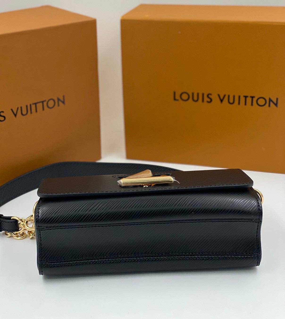 ORI หนังแท้ | LV Twist West Bag elongated shape in grained Epi leather กระเป๋าสะพาย/กระเป๋าถือ พร้อมสายโซ่ หนังลายเกรน Epi รูปทรงยาวและสง่างาม นำเสนอมุมมองใหม่สุดเท่ให้กับไอคอนของแบรนด์ ในหลากหลายเฉดสีทันสมัย