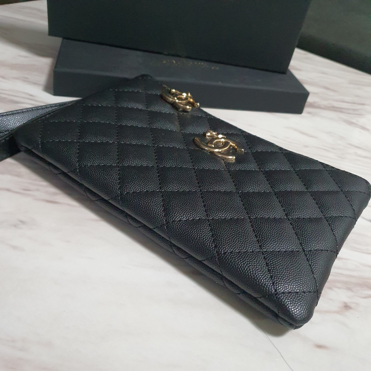 RESTOCK! รุ่นขายดีค่า กระเป๋าคลัทช์&ครอสบอดี้ ทรงหรู จากงาน CHANEL VIP GIFT(GIFT WITH PURCHASE) จากเคาเตอร์ต่างประเทศ จากแบรนด์ CHANEL ลายหนัง CAVIER ของแท้ 100% ด้านหน้าประดับโลโก้แบรนด์สีทอง เปิดปิดด้วยซิป อะไหล่ทอง ด้านในปั้ม MADE IN ITALY ด้านหนึ่งเป็