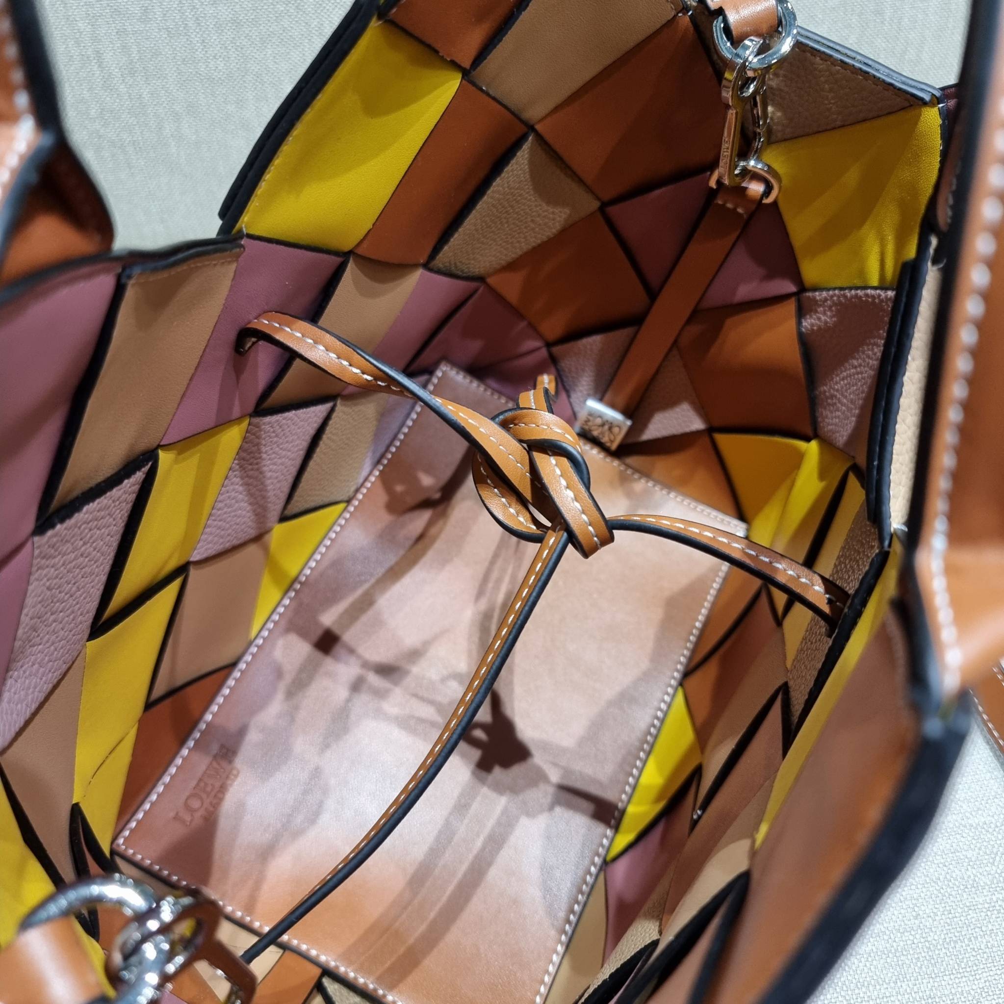 LOEWE SURPLUS LEATHER WOVEN BASKET BAG IN CLASSIC CALFSKIN ใหม่ล่าสุดและสวยที่สุด กระเป๋าสะพานที่ถักทอด้วยความปราณีต โดดเด่นด้วยสีที่จับมาคอนทราสได้ลงตัว ใบใหญ่จุได้แบบเน้นๆ วัสดุหนังวัวแท้เต็มใบ หรูเลิศ ปากกระเป๋ามีสายหนังสำหรับผูกรวบปากกระเป๋า ภายในโล่ง