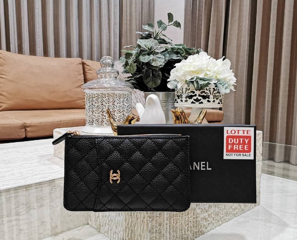 พรีเมี่ยมกิ๊ฟแท้ 100% 】Chanel Clutch Bag Gift With Purchase (GWP) กระเป๋าคลัชหรือกระเป๋าสตางค์ GWP จาก Chanel Cosmetic Counter วัสดุหนังคาเวียร์สวยหรูเปิดปิดด้วยซิปสะดวกใช้