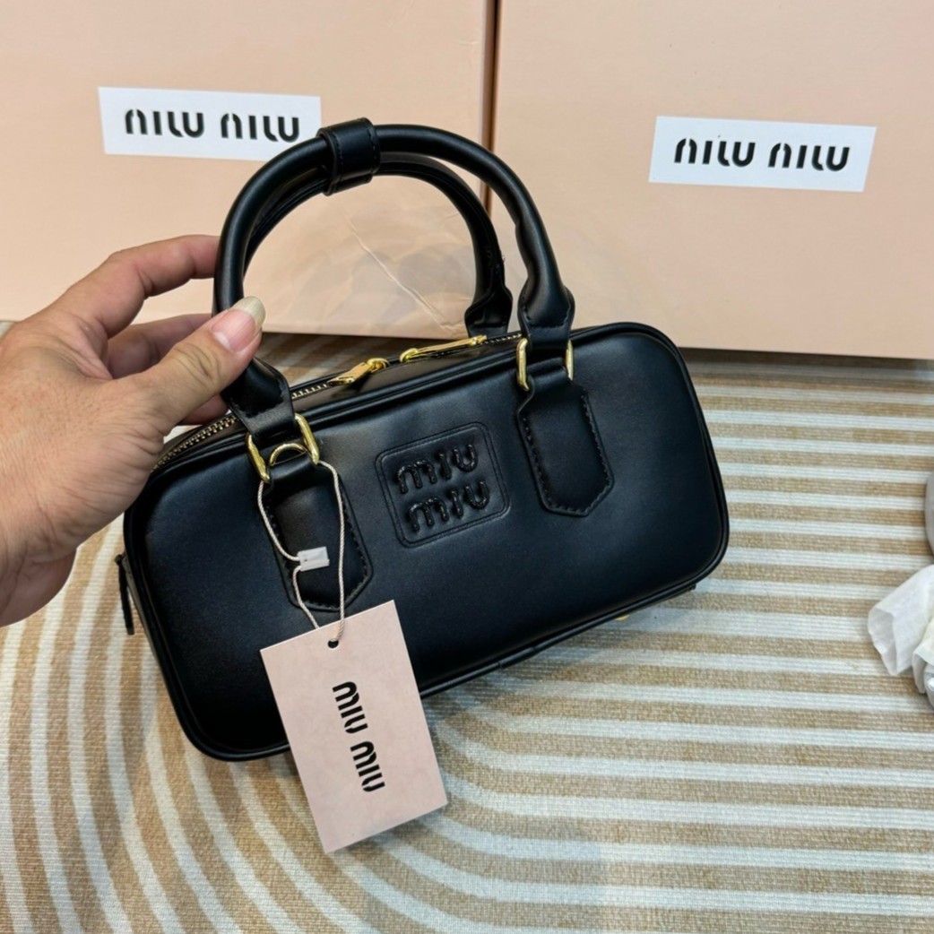 MIU MIU Arcadia leather bag 22cm Regular Size กระเป๋าถือ/สะพายสุดชิคมากในตอนนี้ ดีไซน์เรียบแต่มากมีอยู่จริง สวยดูแพง แมทชุดได้ง่ายสุด มินิมอลมินิใจ หูจับในตัวง่ายและสะดวกพกพา