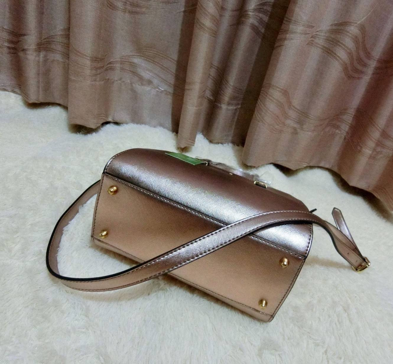 KATE SPADE NEW YORK CEDAR STREET HAYDEN BAG กระเป๋าถือหรือสะพายหนัง Saffiano สวยหรูอยู่ทรงสไตล์ PRADA ด้านหน้าประดับโลโก้สีทองสวยไฮโซ ภายในมีช่องซิปและช่องเล็ก ซับในอย่างดีสกรีนลาย Kate Spade กว้างและจุ ใส่ ipad mini กระเป๋าสตางค์ ของใช้ได้เยอะ มีหมุดรองฐ