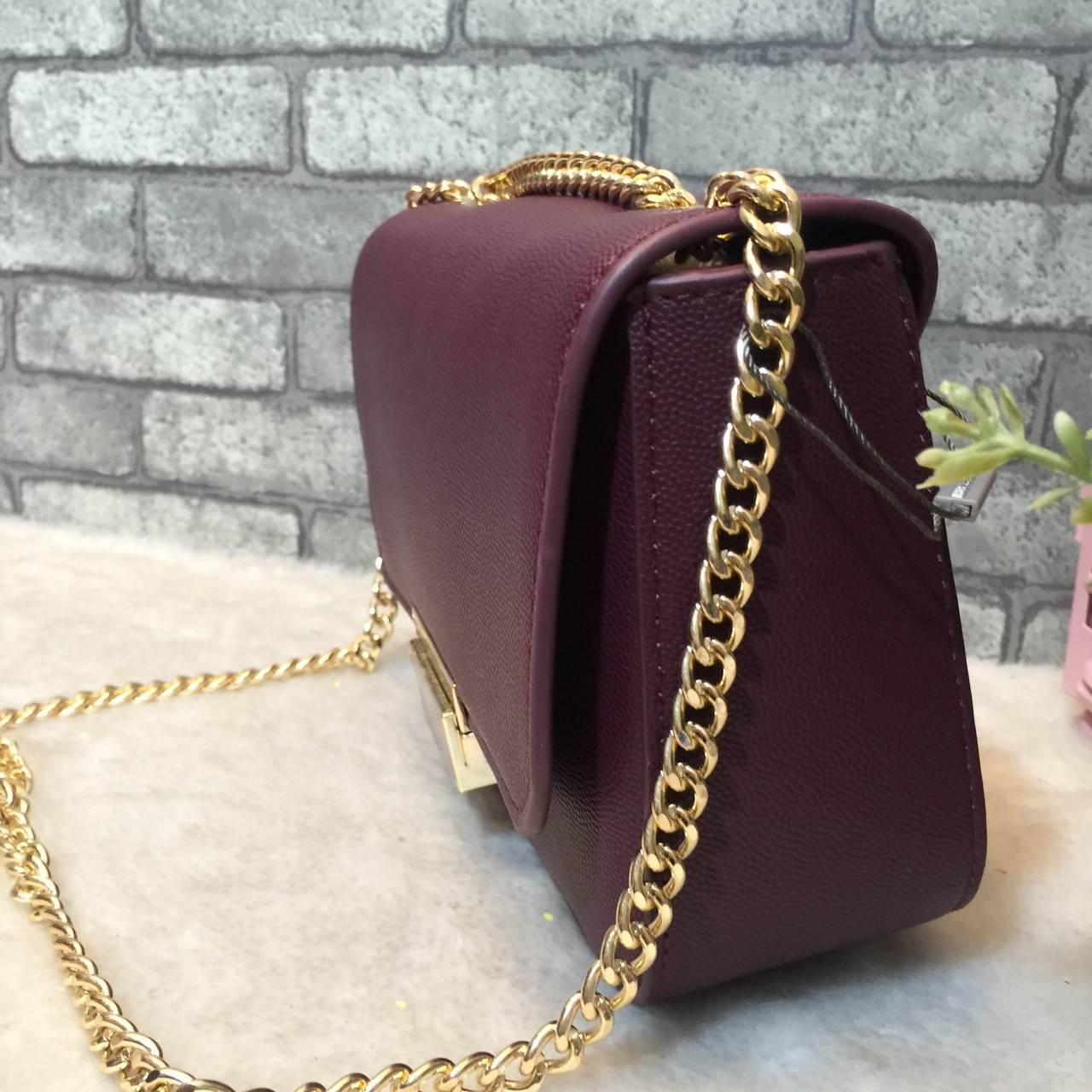 New! 2018 CHARLES & KEITH PUSH-LOCK CHAIN SLING BAG กระเป๋าสะพายโซ่ ทรงสวยสไตล์คุณหนู หนังpuลายคาเวียร์ ทรงแข็ง ฝาเปิด-ปิดด้วยตัวล็อคปั๊มโลโก้ ภายในมีช่องซิปเล็ก 1 ช่อง และช่องใส่บัตร สามารถใส่ iphone+ และของจุกจิกเพิ่มเติมได้ ด้านหลังมีช่องเล็ก 1 ช่อง สะ
