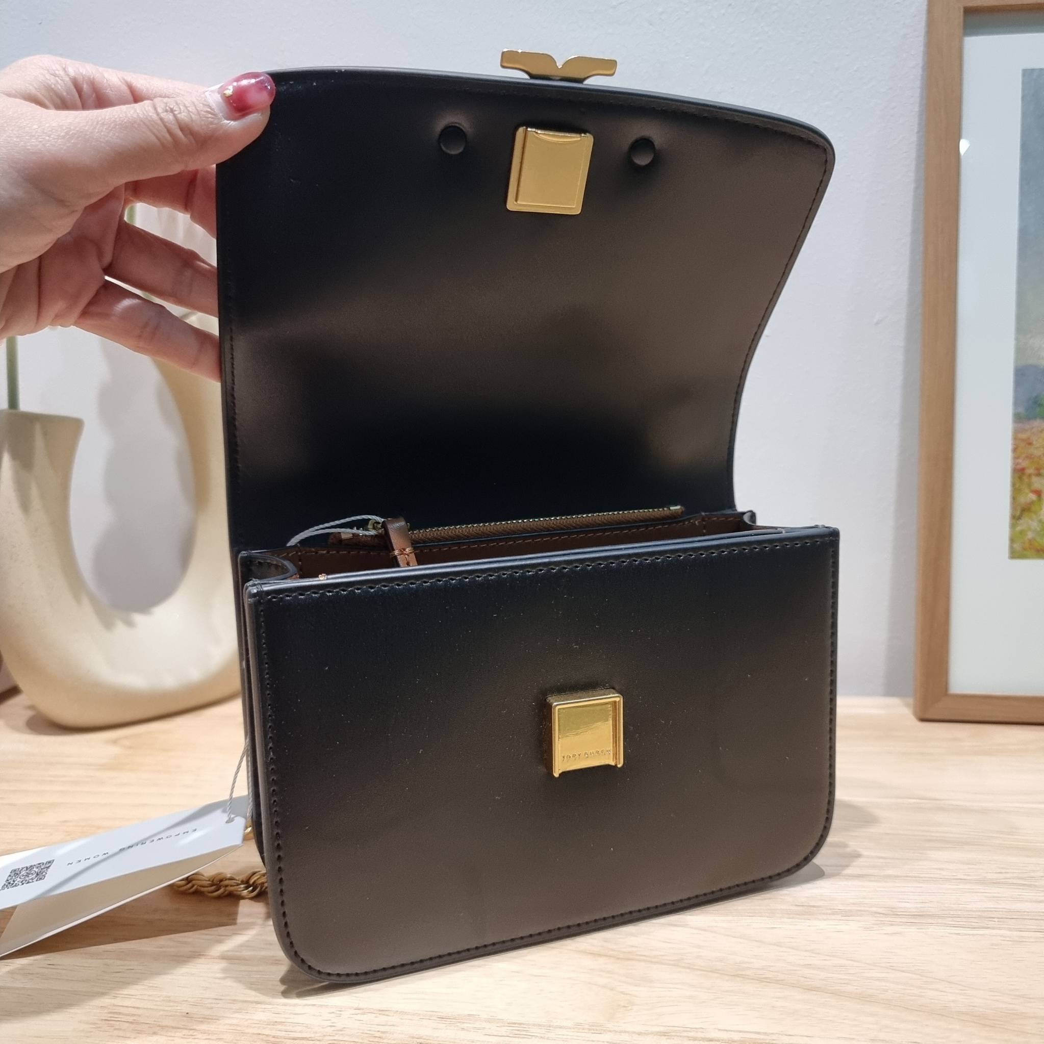 Tory Burch Bag / TORY BURCH ELEANOR SMALL CONVERTIBLE SHOULDER BAG ฮอตไอเท็ม รุ่นนี้ขายดีขายหมด สวยหรู คุณหนู ผู้ดี!! หายากมากแล้วน้า กระเป๋าสะพายข้าง ดีไซน์อยู่ทรง ขนาดกำลังสะดวกใช้ เปิด-ปิดด้วยแถบแม่เหล็ก ภายในแบ่งสัดส่วนได้เป็นอย่างดี