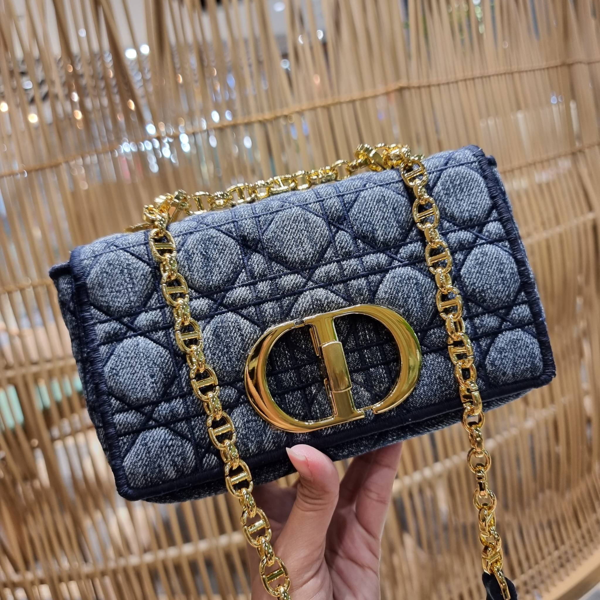 VIP CD SMALL CARO SHOULDER BAG / DIOR CARO / Dior Cruise 2021 Bag กระเป๋าสะพายข้างทรงสวย ดีไซน์ย้อนยุค ที่รอบนี้โดดเด่นเป็นเอกลักษณ์มากๆ ดีไซน์สีเดนิมคลาสสิค เปิด-ปิดด้วยอะไหล่บิดล็อค หรูหรา ใช้งานง่าย วัสดุผ้าเดนิมทนทาน ภายในเป็นช่องโล่ง มีช่องย่อย ด้านห