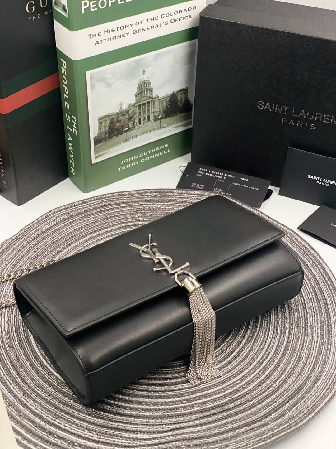 VIP 】หนังแท้ YSL Saint Laurent Monogram Kate Leather Shoulder Bag พร้อมส่งที่ไทย!! รุ่นหนังเรียบ อะไหล่เงิน CLASSIC SAINT LAURENT MONOGRAM SHOULDER BAG DECORATED WITH METAL YSL INITIALS AND CHAIN TASSEL, FEATURING A CHAIN SHOULDER STRAP.