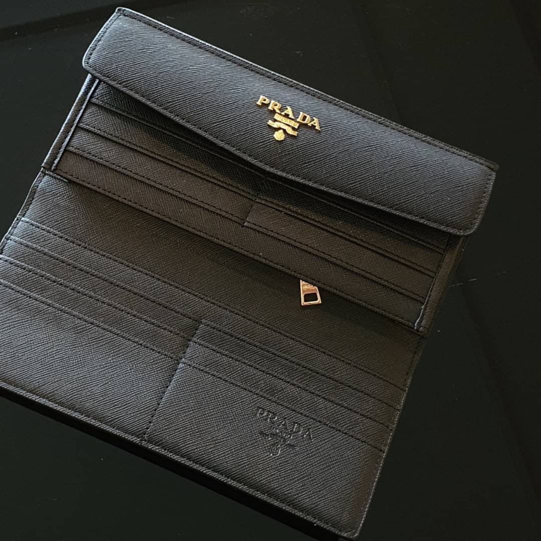 PRADA LONG WALLET กระเป๋าสตางค์รับทรัพย์ ทรงหรู จากแบรนด์ PRADA ลายหนัง SAFFIANO มีช่องใส่บัตร ถึง 12 ช่อง และช่องซิปใส่ของจุกจิกได้ น้ำหนักเบา จับถนัดมือ ขนาดกำลังดีคะ ถือแล้วดูดี อะไหล่ทองสุดหรู ใช้แล้วสวยแน่นอนค้า