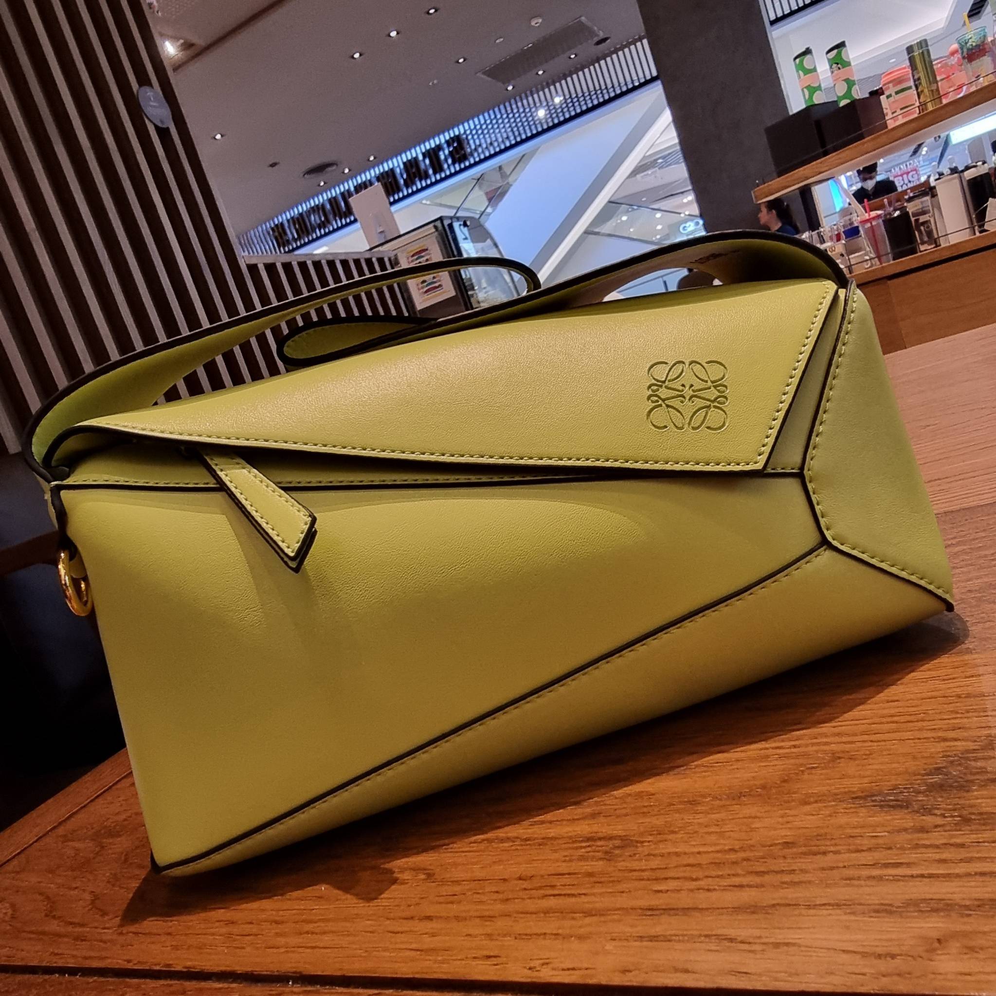 LOEWE PUZZLE HOBO BAG ใหม่ล่าสุด กับแบรนด์ที่มีดีไซน์โดดเด่นเป็นเอกลักษณ์ สวยหรูทุกรุ่นจริงๆ!! กระเป๋าสะพายโฮโบ ทรงสวย สไตล์พัซเซิลคลาสสิค วัสดุหนังวัวฟอกสี นิ่มมือ ฟินมาก!! เปิดใช้งานด้วยซิป ที่ภายในโล่งกว้าง ใส่ของสำคัญได้ครบไม่มีพลาด แบบสบายๆ มาพร้อมสา