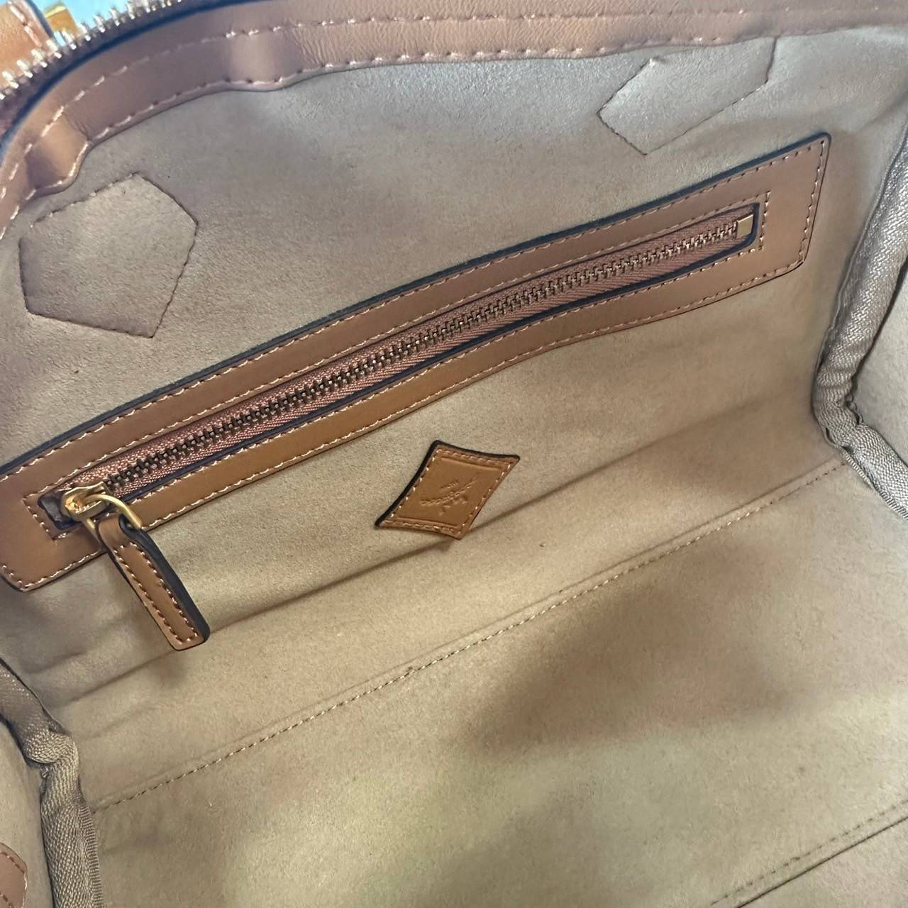 Small M.C.M Ella Boston bag in Lauretos pattern กระเป๋าทรงหมอนยอดฮิต คอลเลคชั่นใหม่ ไม่มีเอ้าท์ เกรดท็อปออริ 1:1 สลับแท้ ใช้งานต่างประเทศได้