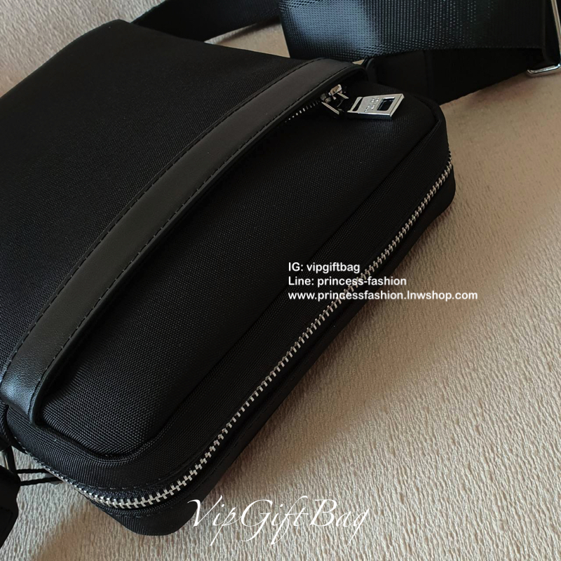 New Must Have For Men 👍👍 กับงานพรีเมี่ยมกิ้ฟแบรนด์ดังอย่าง prada ทรง messenger ทรงยอดฮิต สำหรับท่านชาย เนื้อผ้า Polyester ขนาดใหญ่ จุของได้มาก ใส่ipad labtop หนังสือ ได้หมดคะ เปิดปิดด้วยซิปอะไหล่เงิน บุด้วยผ้าสีดำปั้มแบรนด์ สวยงามมากคะ อะไ