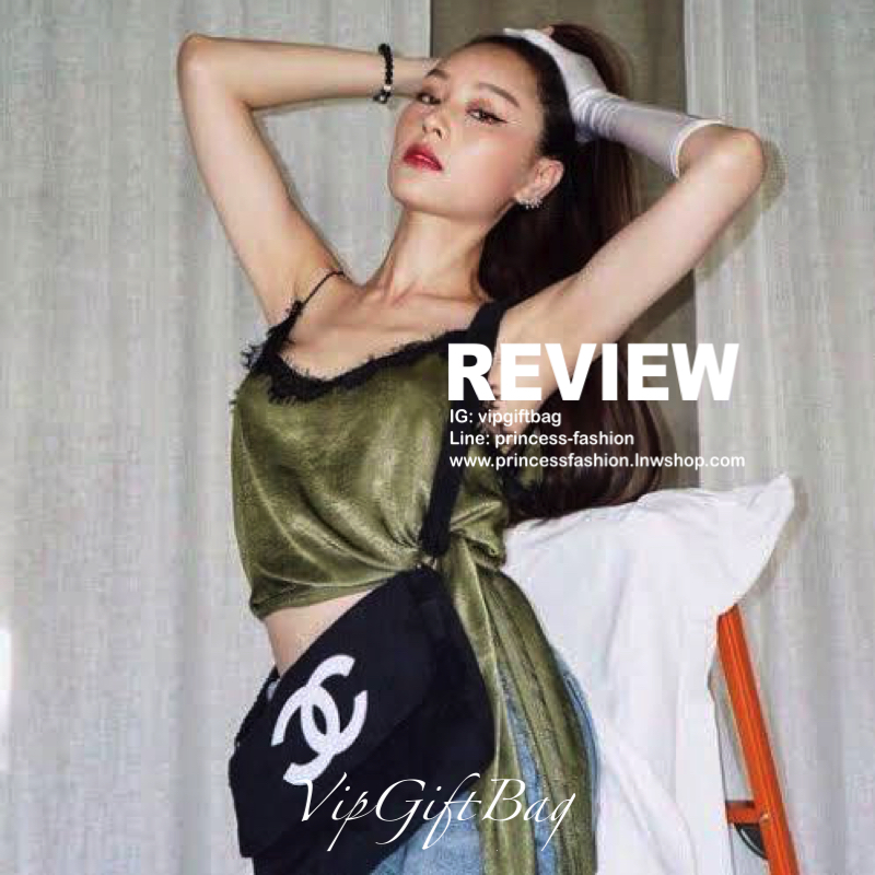 สีดำ MUST HAVE ITEM 2019 !! รุ่นยอดฮิตของ *วัยรุ่นสายสตรีท ทั่วโลก จากงาน CHANEL VIP GIFT *ของแท้100% *มีป้ายNOTFORSALE เป็นกระเป๋า ใบสวยรุ่นหายาก ขนาดกำลังดี ใช้ได้ทั้งหญิงชายเลยค่ะ ขนเฟอร์นิ่มมากกก เก็บของอย่างดี น้ำหนักเบา ด้านในมีช่องใส่ของจุกจิก MIX