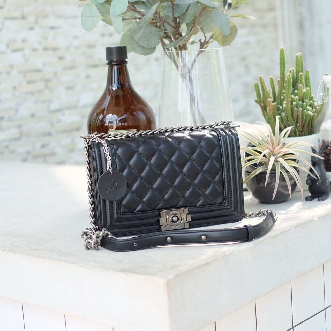 รุ่นขายดีมาเพิ่มแล้วค่า KEEP Quited Boy Bag *** คอลเลคชั่นใหม่หนัง Microfiber สวย ทนขึ้นกว่าเดิม สายโซ่ทำจาก Metal premiers เบาและไม่เป็นคราบเวลาสะพาย สวยกว่าเดิม ใครชอบทรงนี้ห้ามพลาดเลยนะคะ 🤩 กระเป๋า ทรง boy style KEEP LOOK Cool มากๆ เลยน๊าใบนี้ 