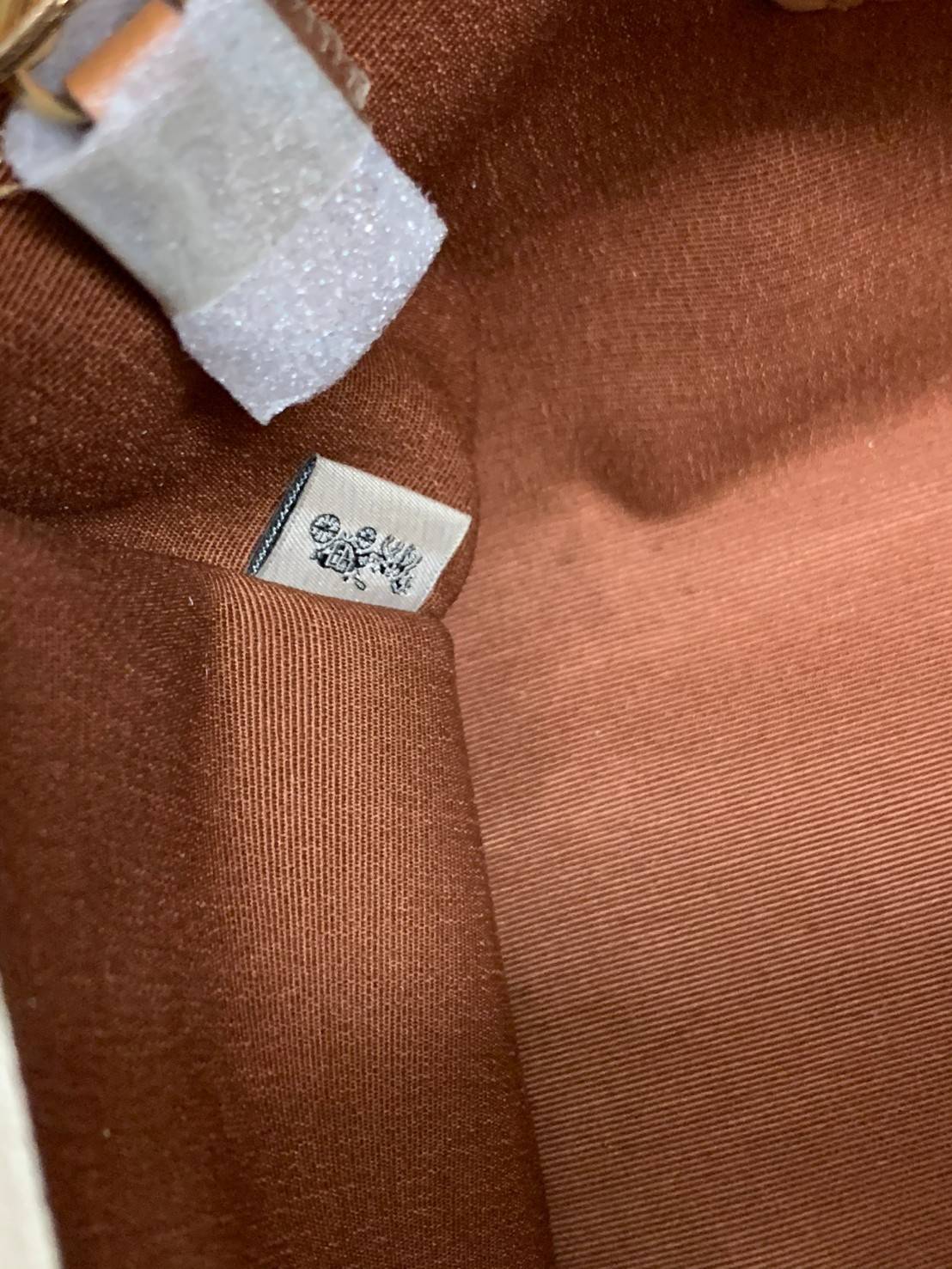 ใหม่ล่าสุด อดใจยังไงไหว COACH Dempsey Field Tote 22 C5268 โทนสีขาวล้วน ดำล้วน สุดคลาสสิก พร้อมส่งความสวยที่ไทยค่ะ! กระเป๋าทรง Tote ขนาดพอเหมาะลำตัว พกพาง่ายสะดวกได้กับทุกๆวัน ด้านหน้าปั้มโลโก้แบรนด์ตัวใหญ่สวยค่ะ;เปิดปิดกระเป๋าแบบกระดุมแม่เหล็ก ภายในใส่กระ