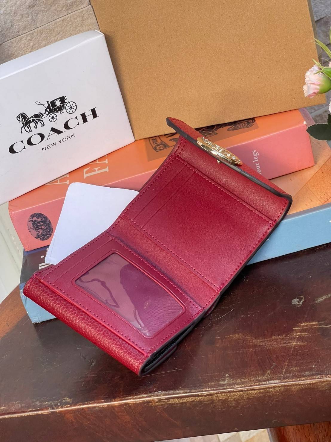 OUTLET 】COACH JADE SMALL DOUBLE FLAP WALLET IN COLORBLOCK (COACH F88002) หากใครต้องการกระเป๋าสตางค์ใบสั้นสำหรับวันที่ต้องการใช้กระเป๋าสะพายใบเล็ก หรือวันที่ไม่พกกระเป๋าสะพาย เราขอแนะนำใบนี้เลยค่ะ โดยใบนี้เป็นกระเป๋าสตางค์แบบพับสามทบ ปิดแบบกระดุม2ชั้น มีช่