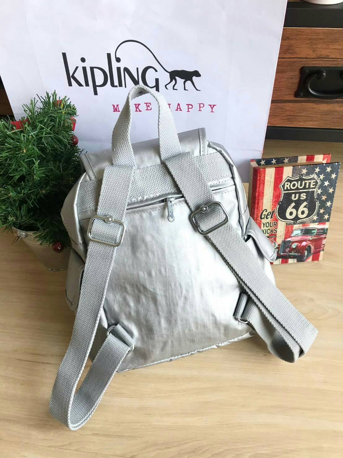 Kipling City Pack Backpack วัสดุPolyamide100% เป้ขนาดกลาง ที่เปิดปิดด้วยตัวล็อค2ชั้นด้วยกระดุมแม่เหล็กและซิป มีช่องใช้งานหลายช่องรวมถึงช่องซิปด้านหน้า มีลูกเล่นที่ด้านหลังมีช่องซิปสำหรับเก็บของและเก็บสายเป้ได้ หรือใช้สายจากเป้สะพายไหล่ได้ ประดับด้วยพวงกุญ