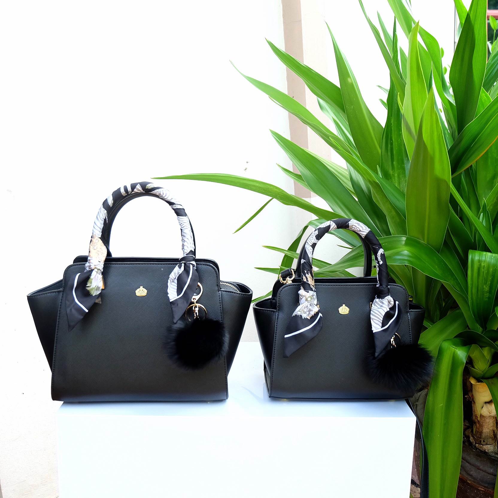 รุ่นขายดีตลอดกาล กระเป๋าหนัง saffiano สวยมากๆค่า รุ่น KEEP Infinite office bag สวย น่ารัก ขนาดตอบทุกโจทย์การใช้งาน เห็นแล้ว **หลงรักเลยคะ 🌲ตัวกระเป๋าขนาดกำลังดีหนังsaffiano ลายสวยที่สำคัญ ดูแลรักษาง่าย ประดับด้วยผ้าพันหูกระเป๋ารุ่นพิเศษ ทำให้กระเป