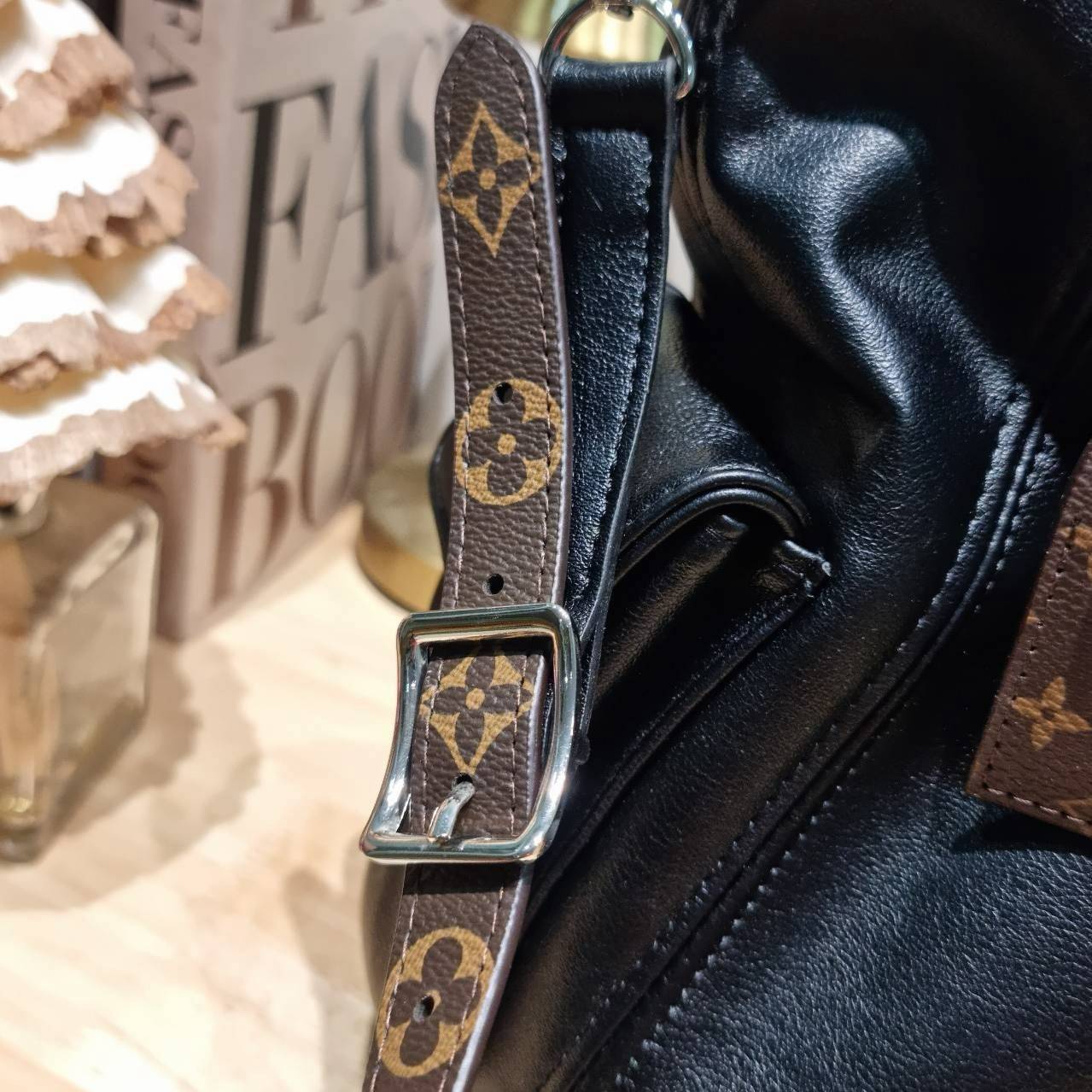 LV CARRYALL CARGO VIBE ใหม่ล่าสุด กระแสกระเป๋าไวบ์คาร์โก้มาแรงสุดๆ ดีไซน์สีดำคลาสสิค มีดีเทลลูกเล่นแซมลวดลายกิมมิค ทำให้กระเป๋าดูโก้และดูติดแกลมมาก เหมาะใช้ได้ทุกวัน