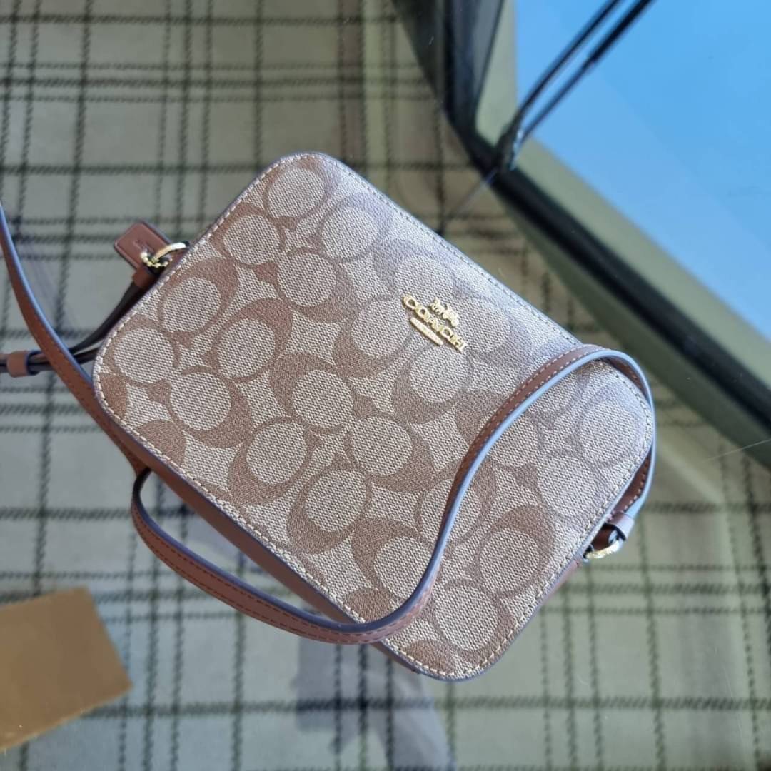 COACH 91677 MINI CAMERA BAG IN SIGNATURE CANVAS ขายดีที่สุด!! กระเป๋าสะพายข้างไซส์มินิ คลาสสิคอยู่ทรง อะไหล่ทองตัดดูหรู วัสดุหนังแคนวาสเคลือบลาย เปิด-ปิดด้วยซิป สายสะพายปรับได้ตามตัว ใบนี้แมทช์ได้ทุกลุค ใช้เป็น everyday bag ได้สบายๆเลยจ้า