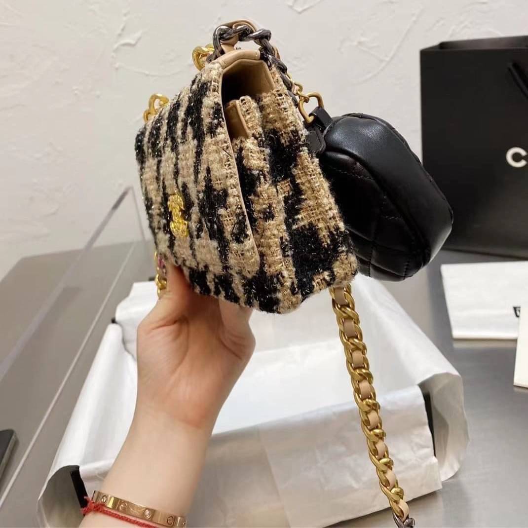 Chanel อเนกประสงค์ รุ่น Limited edition ลายวินเทจ พร้อมใบเล็ก หนังแท้ น้ำหนักเบา มีช่องใส่ของจุกจิก เปิดปิดด้วยฝาปิดกระดุม มีช่องใส่บัตร ช่องซิป ใส่กระเป๋าสตางค์ใบยาว ได้ค่ะ ตัวจริงสวยมากๆถูกใจรีบจองนะคะ ใส่มือถือได้ทุกรุ่น สายสะพายยาวคู่ สะพายได้สองแบบ ป