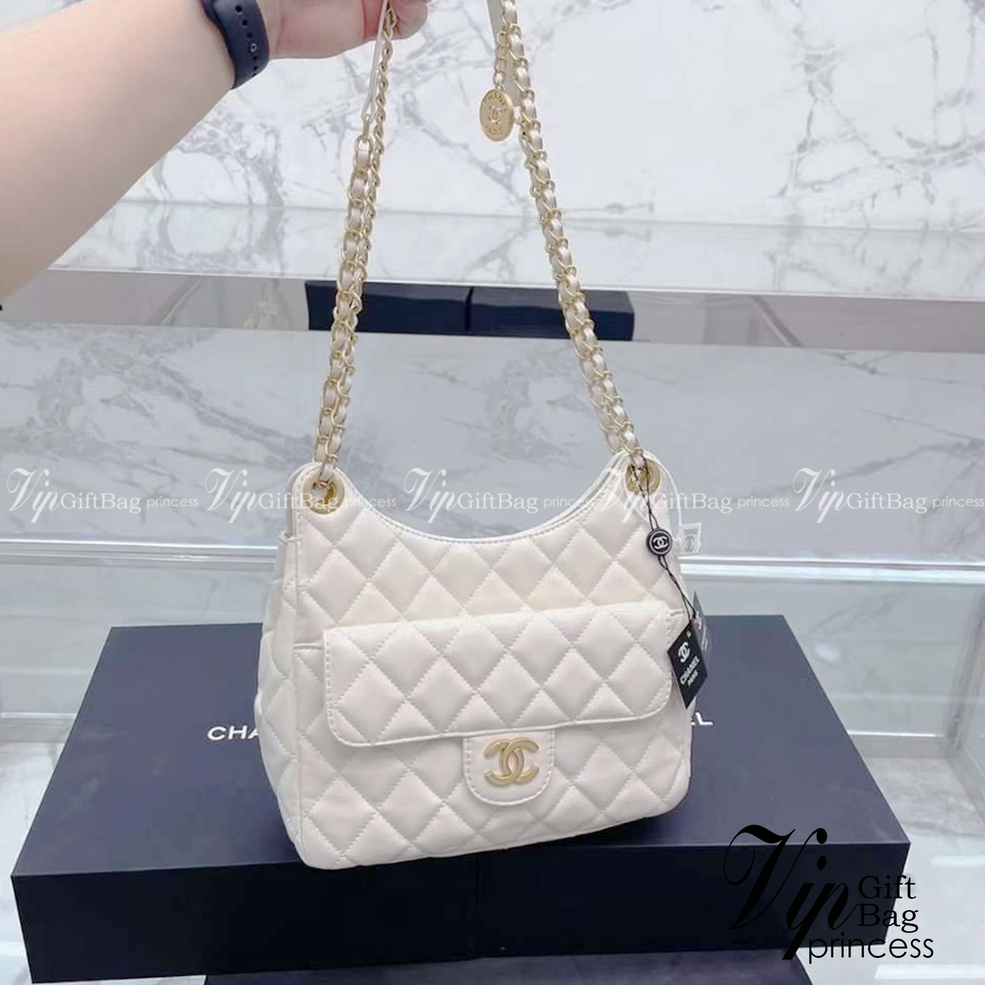 CHANEL SMALL HOBO BAG ใหม่ล่าสุดก่อนใคร กับคอลใหม่ลุคลูกคุณยอดฮิต Shiny Crumpled Calfskin & Gold-Tone Metal ตอบโจทย์ได้ทุกลุค ทุกไลฟ์สไตล์ ใช้งานได้ง่ายคล่องตัว กับกระเป๋าสะพายข้าง ปรับเปลี่ยนการใช้งานได้หลากหลาย ภายในเป็นช่องโล่ง สะพายไปเที่ยว ทำงาน ออกเ