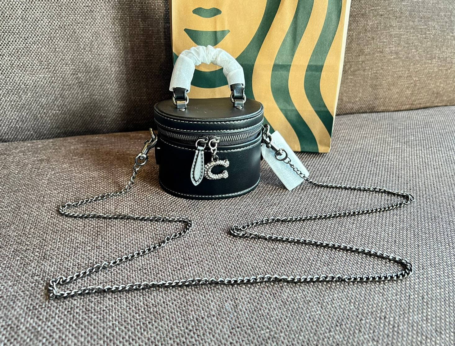 COACH TRAIL CROSSBODY 12 IN SIGNATURE CANVAS CE768 // CE769 มอบเป็นของขวัญปีนี้ รุ่นนี้ต้องเข้าแล้วล่ะคะ พร้อมส่งที่ไทยจำนวนจำกัด! ได้ล๊อตเปิดตัวราคาดีสุดมาค่ะ🎁มอบทันใช้ในช่วงเทศกาลปีใหม่นี้กันค่าา สวยไร้ที่ติ ✔️กระเป๋าใส่ของจำเป็นจุกจิก หน