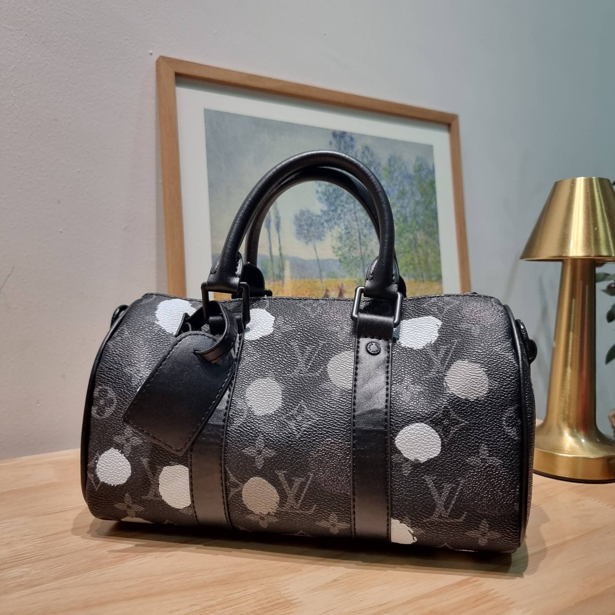 LV x YK KEEPALL BANDOULIERE 25 BAG ย่อส่วนความเท่ให้สะดวกกับชีวิตประจำวัน กับกระเป๋าสะพาย ทรงกระเป๋าเดินทางสุดคลาสสิค ด้วยดีเทลความเป็นเอกลักษณ์ เรียบแต่หรู